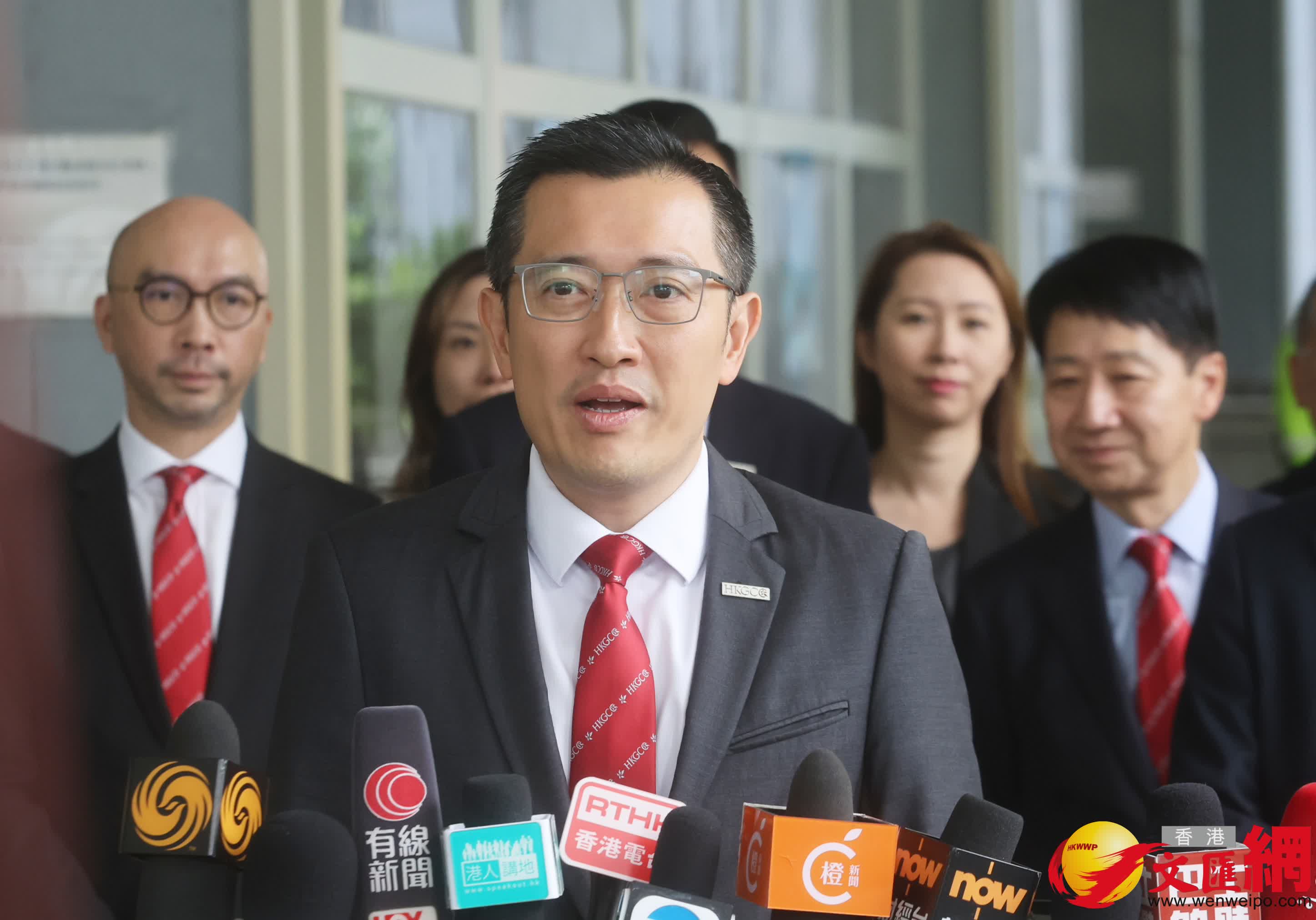 李家聰及其支持者前往報名參選立法會。(香港文匯報記者郭木又攝) 李家聰及其支持者前往報名參選立法會。(香港文匯報記者郭木又攝)