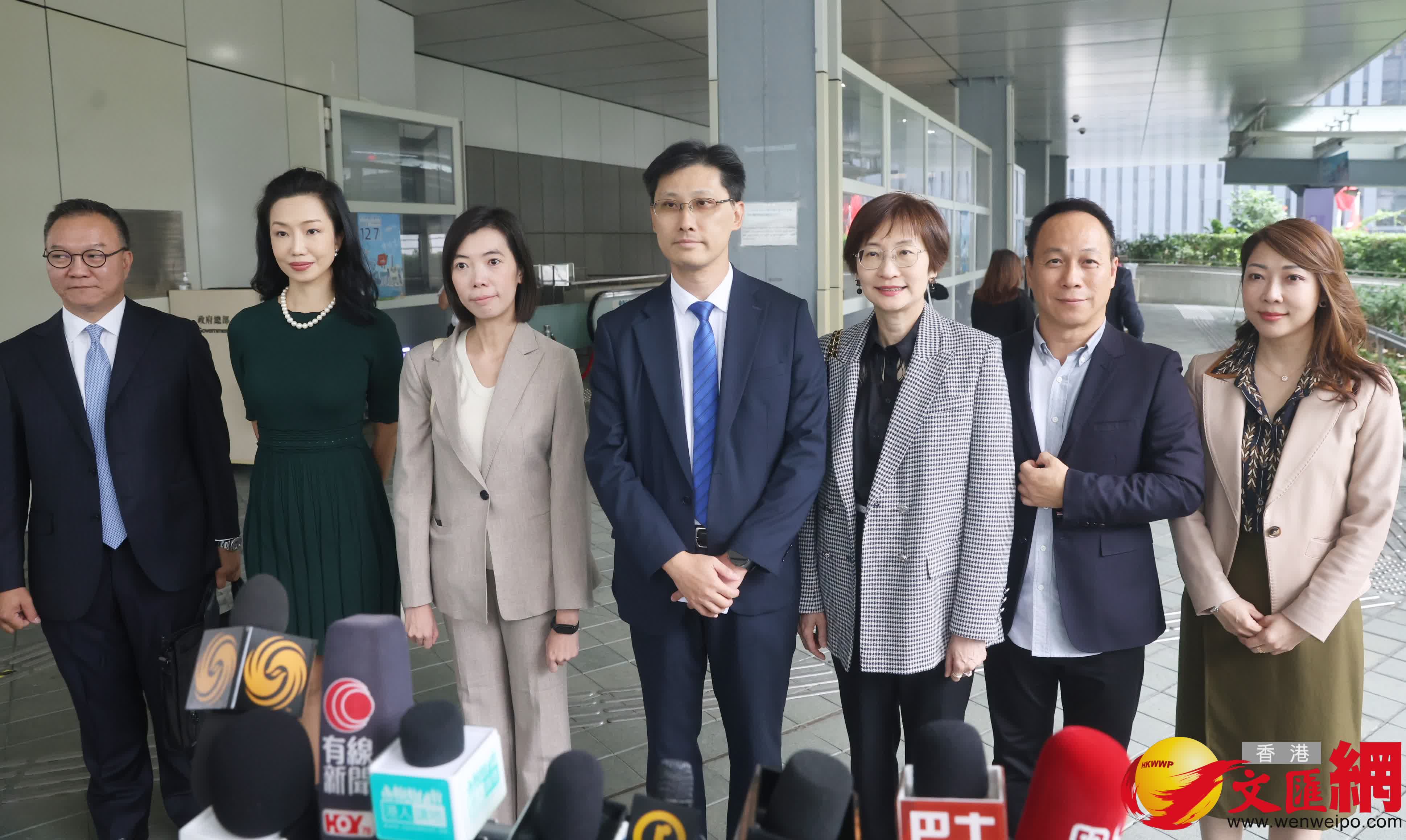 吳錦華及其支持者前往報名參選立法會。(香港文匯報記者郭木又攝) 吳錦華及其支持者前往報名參選立法會。(香港文匯報記者郭木又攝)