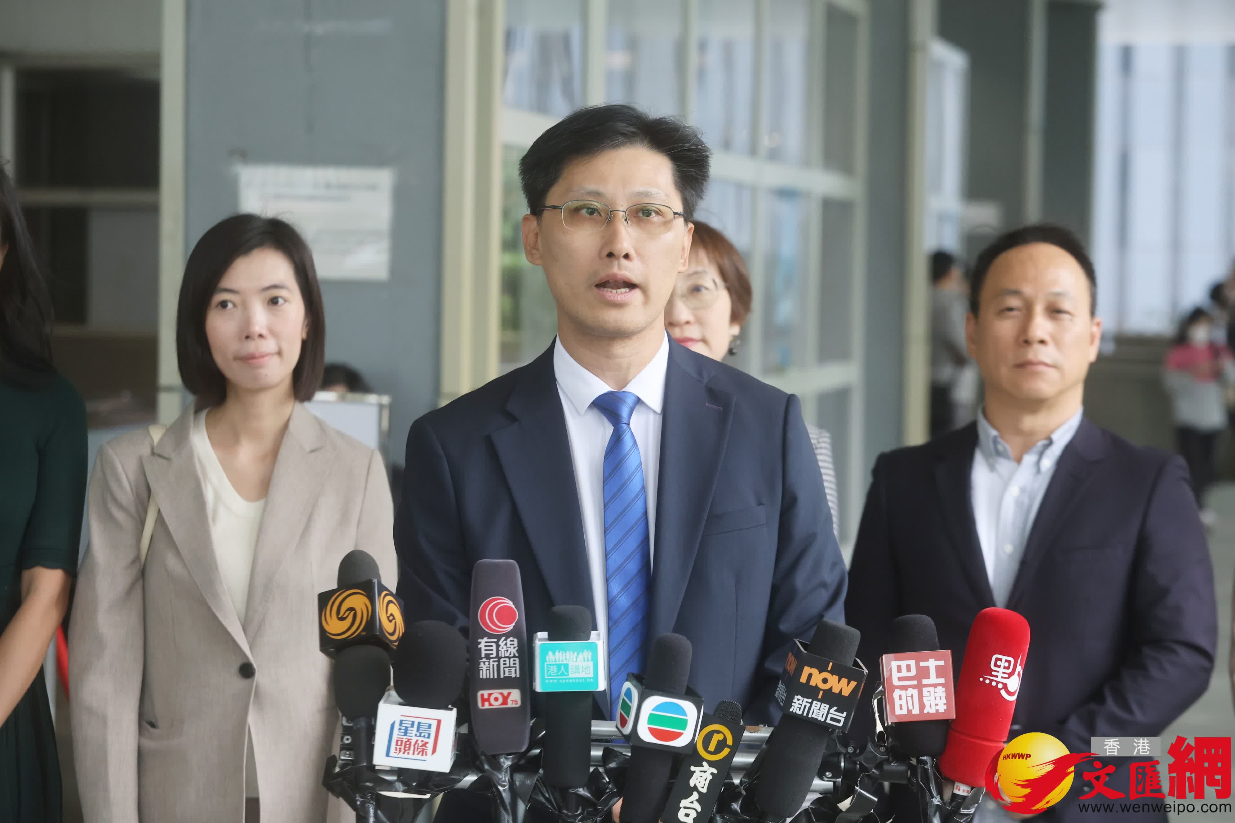 吳錦華及其支持者前往報名參選立法會。(香港文匯報記者郭木又攝) 吳錦華及其支持者前往報名參選立法會。(香港文匯報記者郭木又攝)