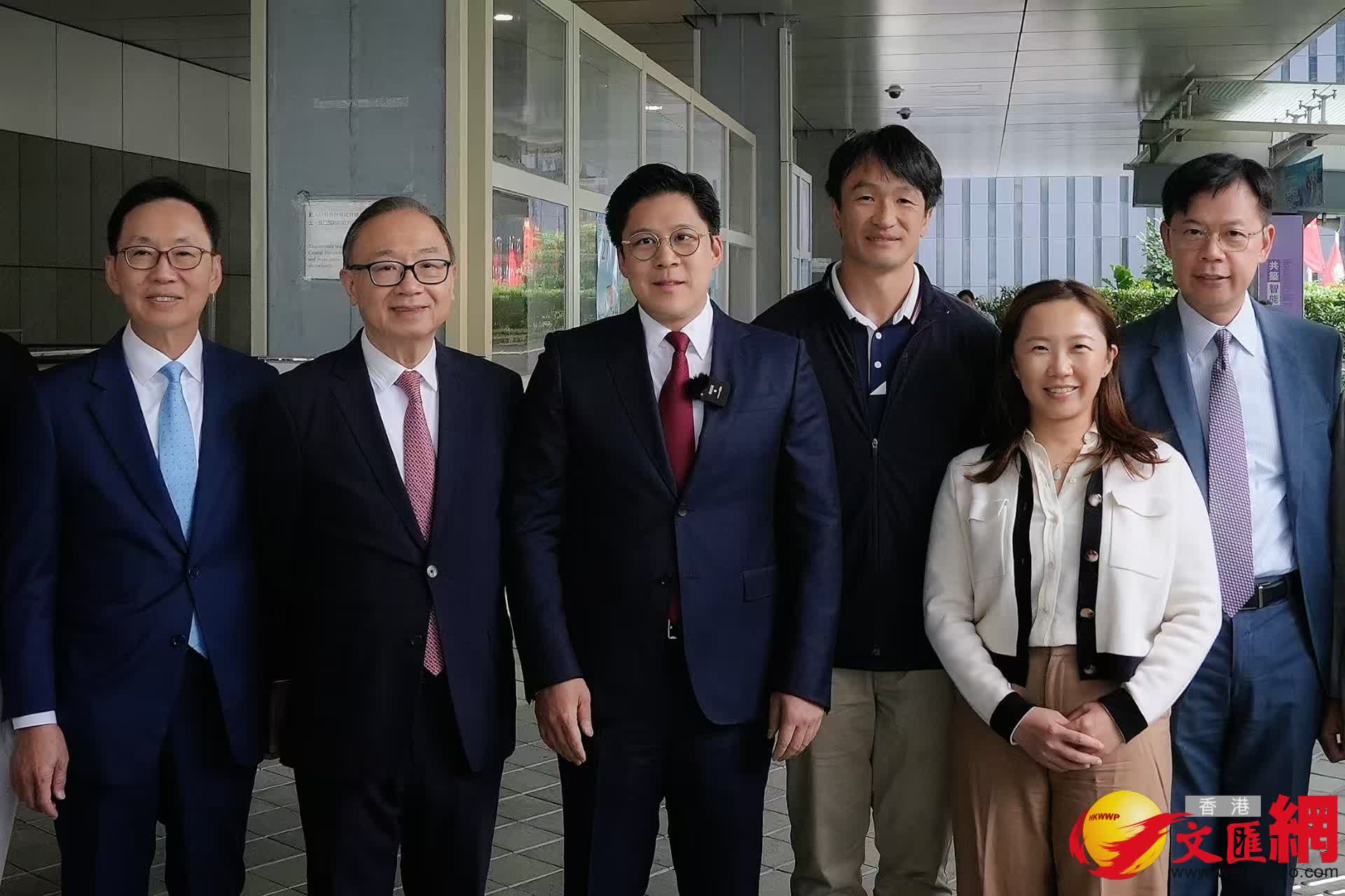 霍啟剛(左三)在支持者陪同下前往報名參選立法會體育、演藝、文化及出版界別競逐連任。(香港文匯報記者黃子晉 攝) 霍啟剛(左三)在支持者陪同下前往報名參選立法會體育、演藝、文化及出版界別競逐連任。(香港文匯報記者黃子晉 攝)
