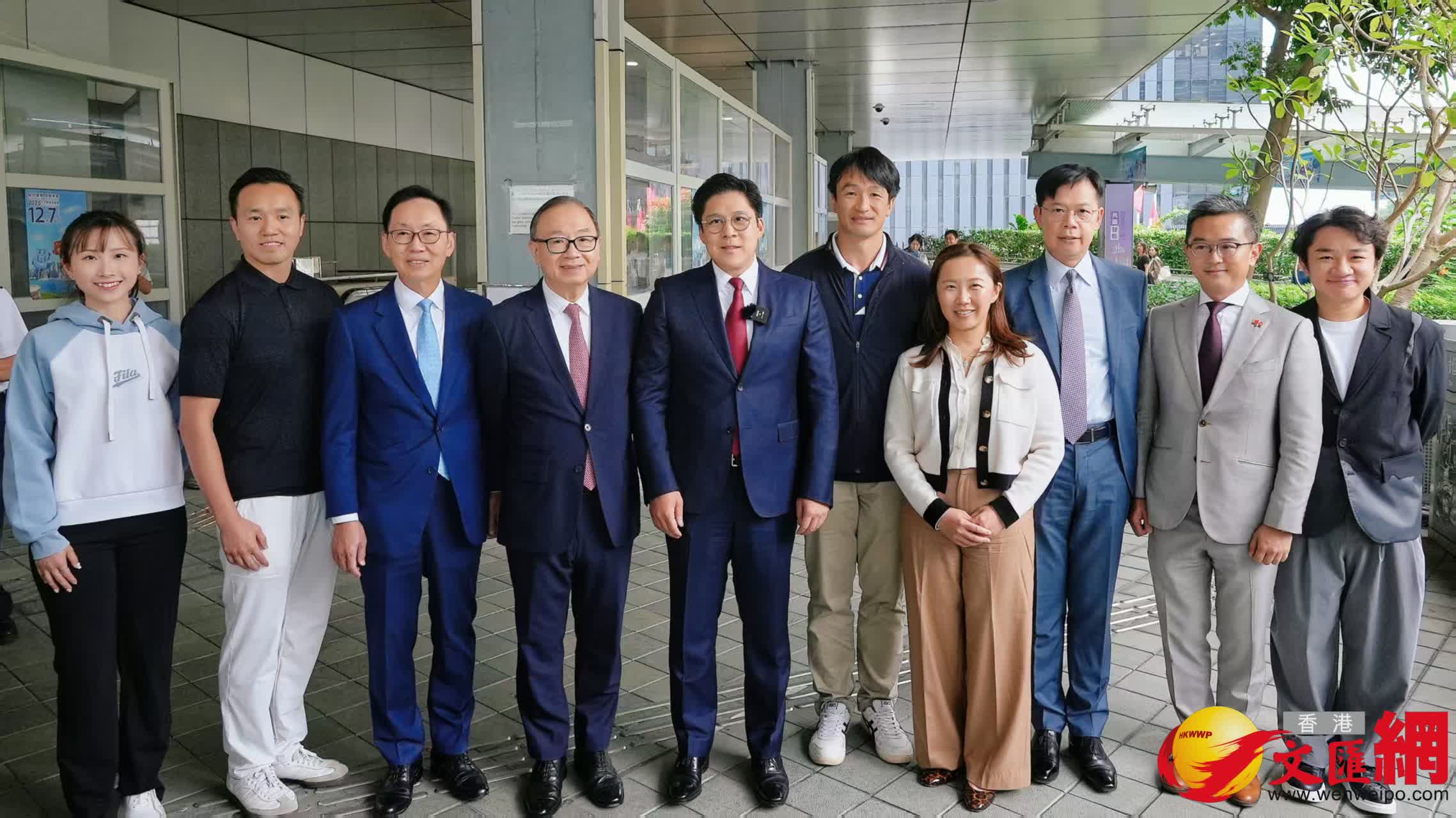 霍啟剛(左五)在支持者陪同下前往報名參選立法會體育、演藝、文化及出版界別競逐連任。(香港文匯報記者黃子晉 攝) 霍啟剛(左五)在支持者陪同下前往報名參選立法會體育、演藝、文化及出版界別競逐連任。(香港文匯報記者黃子晉 攝)