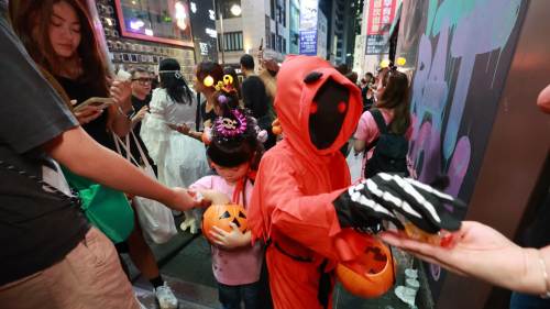 中環蘭桂坊萬聖節人潮洶湧!現場節日氣氛濃厚 中環蘭桂坊萬聖節人潮洶湧!現場節日氣氛濃厚