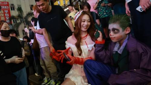 （有片）　蘭桂坊萬聖夜魔幻登場 創意裝扮人潮湧動