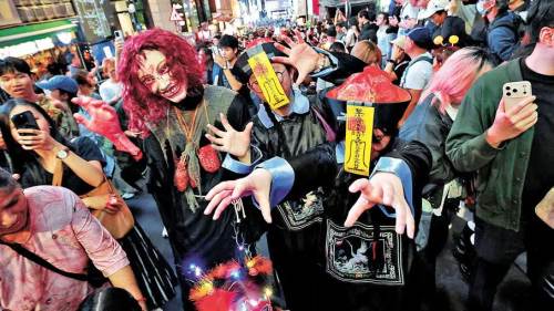 (多圖)萬聖節「百鬼」夜闖蘭桂坊 內地客:香港氣氛更濃烈 (多圖)萬聖節「百鬼」夜闖蘭桂坊 內地客:香港氣氛更濃烈