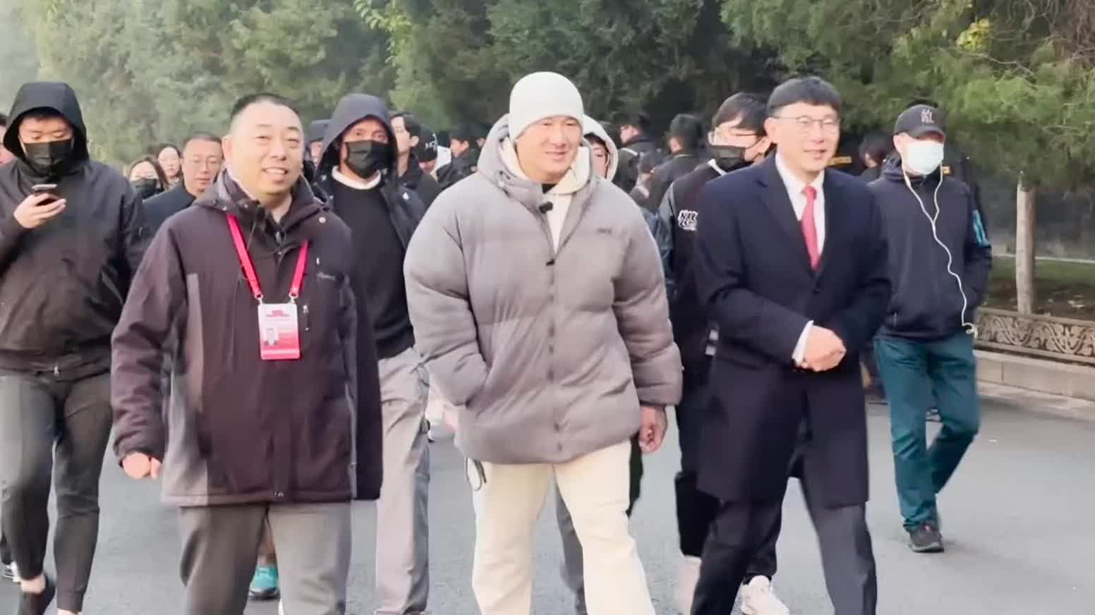 （有片）「館長」返京專程看升旗　讚萬人共唱國歌很感動