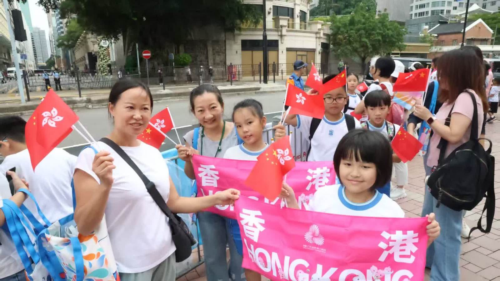 十五運會 | 尖沙咀碼頭為運送火炬而準(zhǔn)備　小朋友揮舞國旗區(qū)旗歡迎