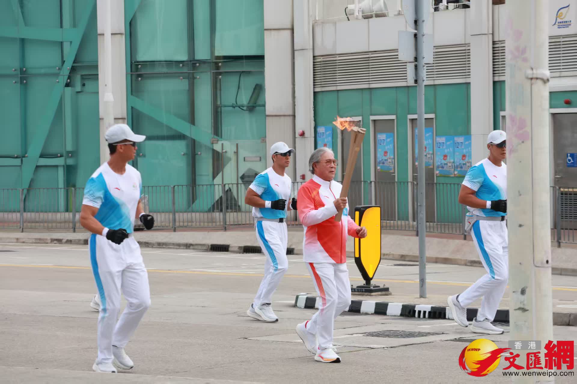 火炬?zhèn)魉屯窘?jīng)金紫荊廣場。（香港文匯報記者北山彥攝）