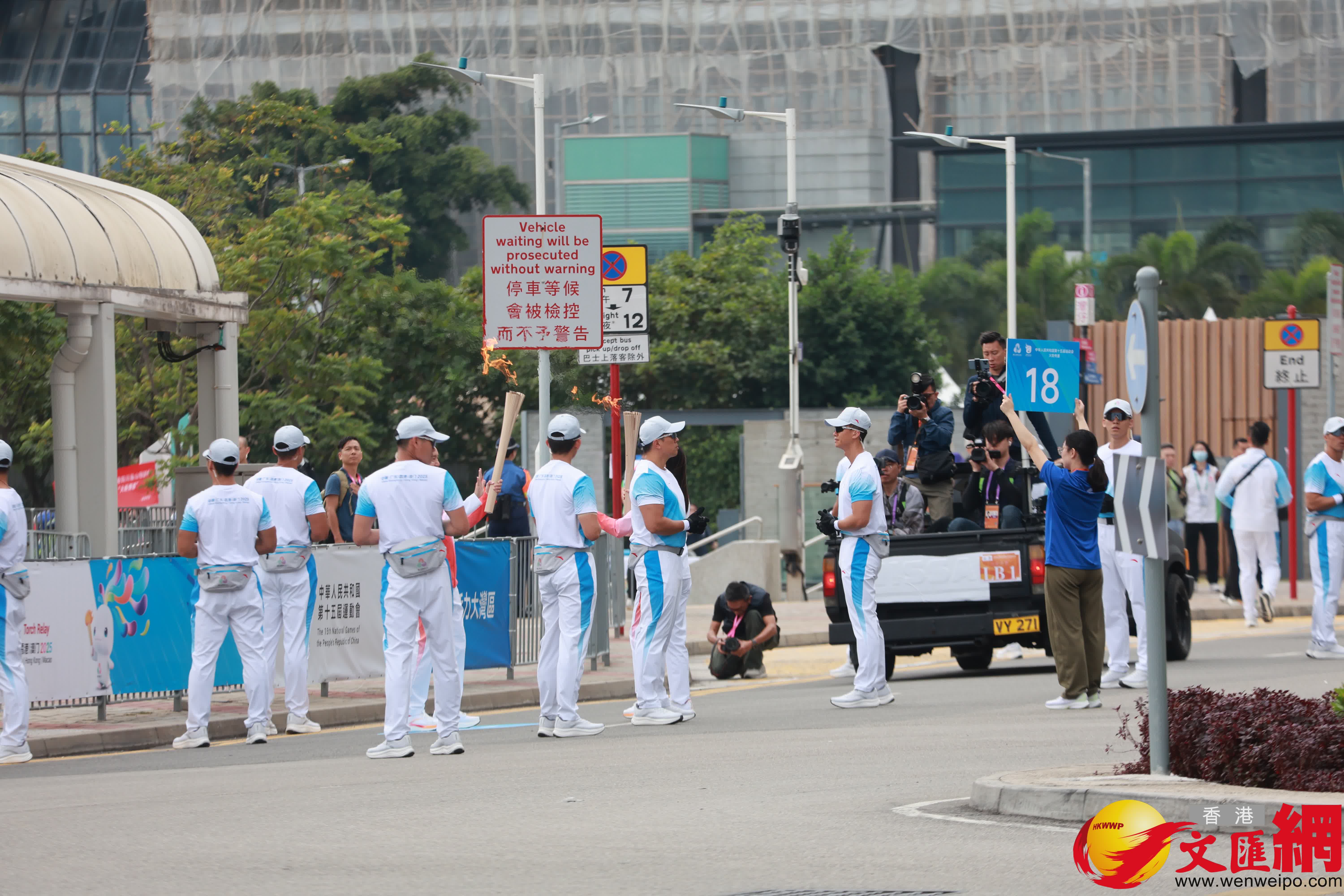 火炬?zhèn)魉屯窘?jīng)金紫荊廣場。（香港文匯報記者北山彥攝）