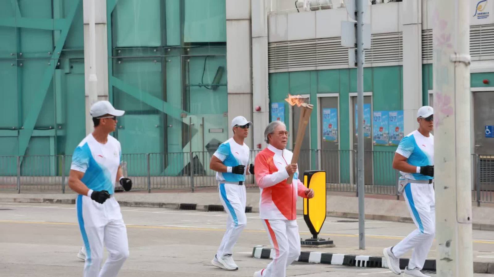 十五運會 | 火炬?zhèn)鬟f香港站　霍震霆持火炬途經(jīng)金紫荊廣場