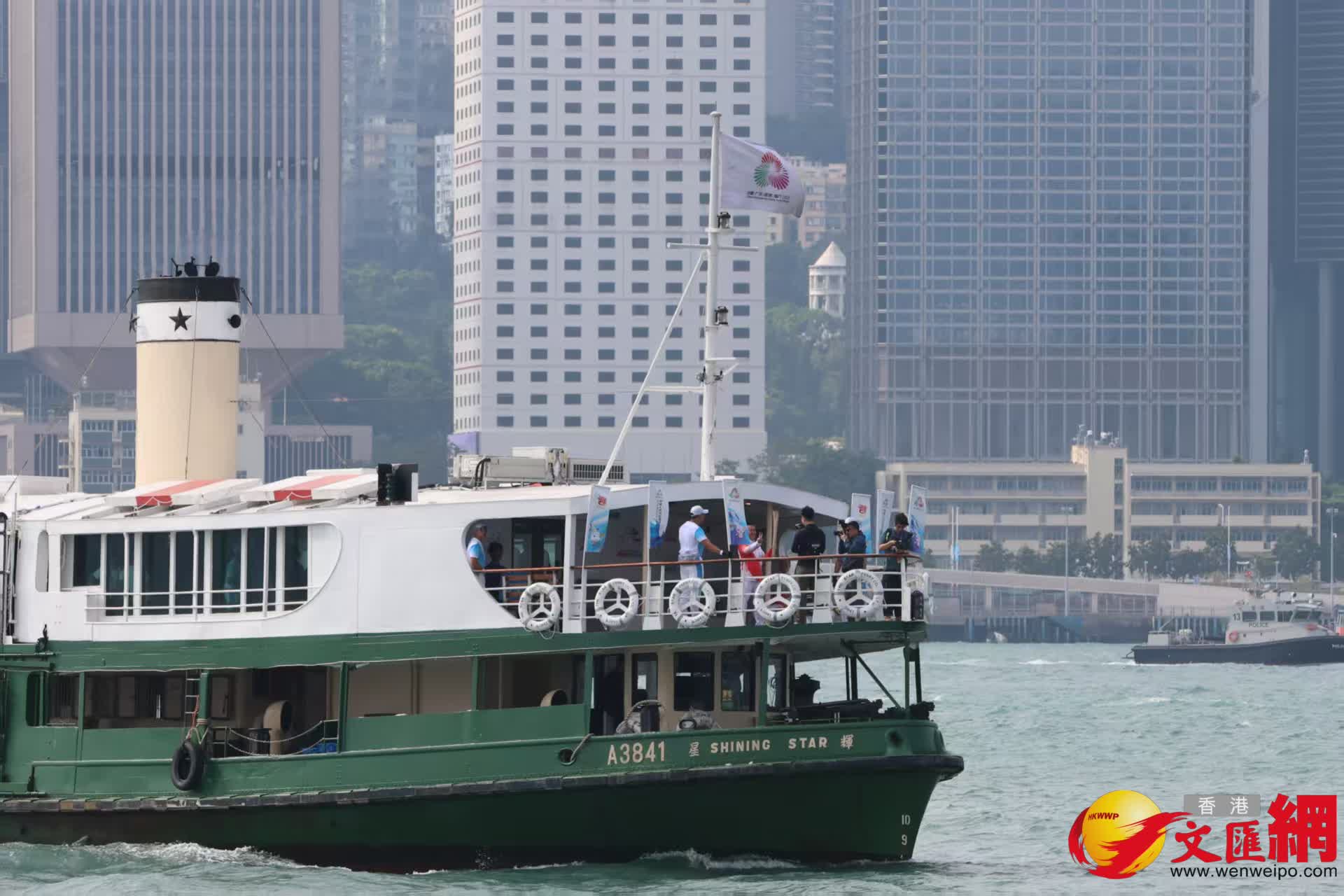 尖沙咀碼頭至科學(xué)館門口火炬交接。（香港文匯報(bào)記者萬(wàn)霜靈攝）