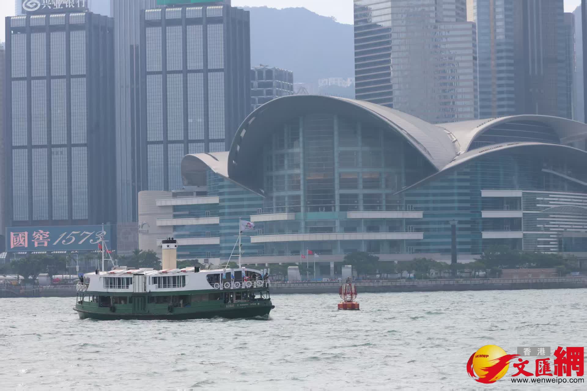尖沙咀碼頭至科學(xué)館門口火炬交接。（香港文匯報(bào)記者萬(wàn)霜靈攝）