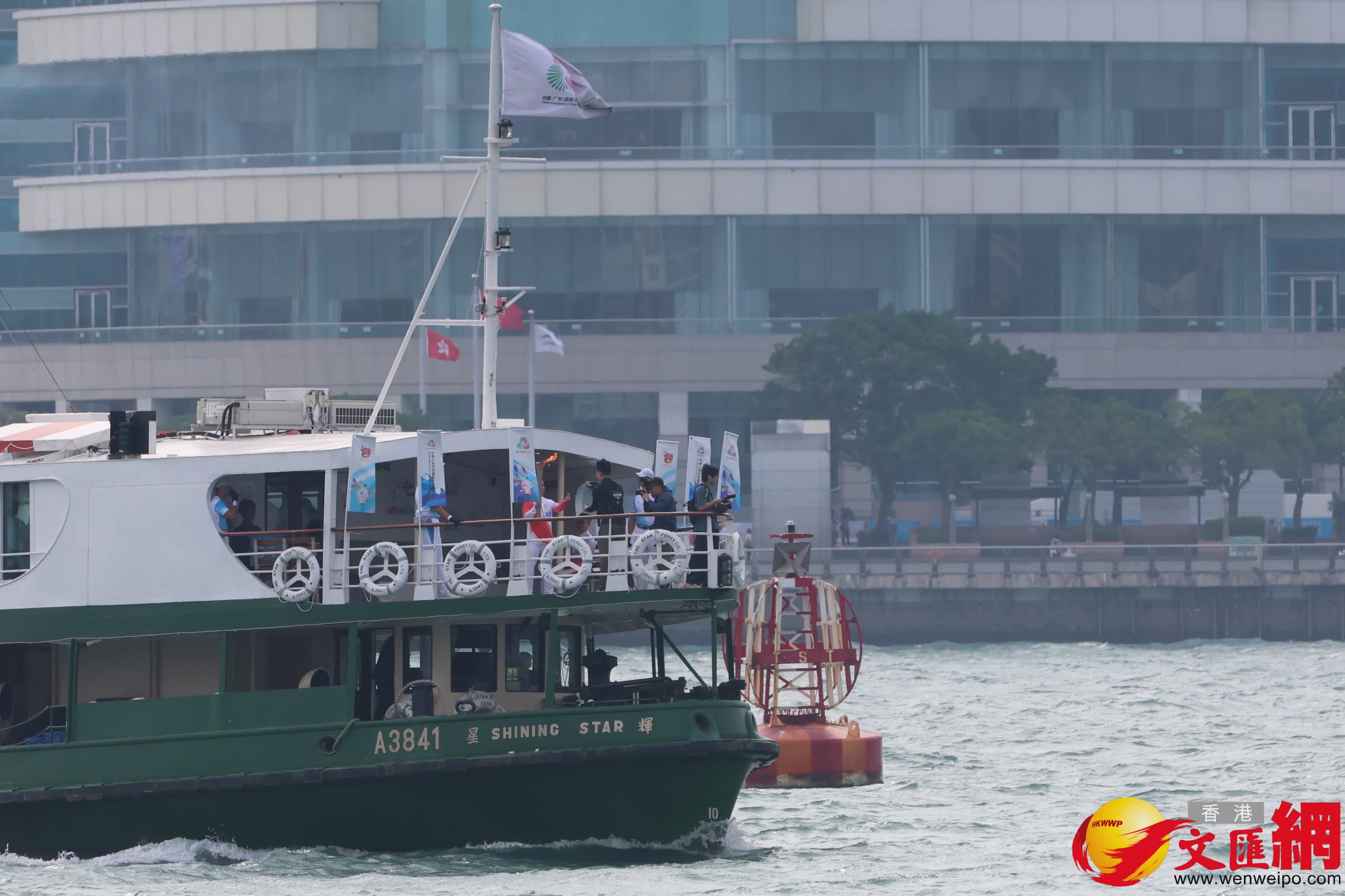 尖沙咀碼頭至科學(xué)館門口火炬交接。（香港文匯報(bào)記者萬(wàn)霜靈攝）