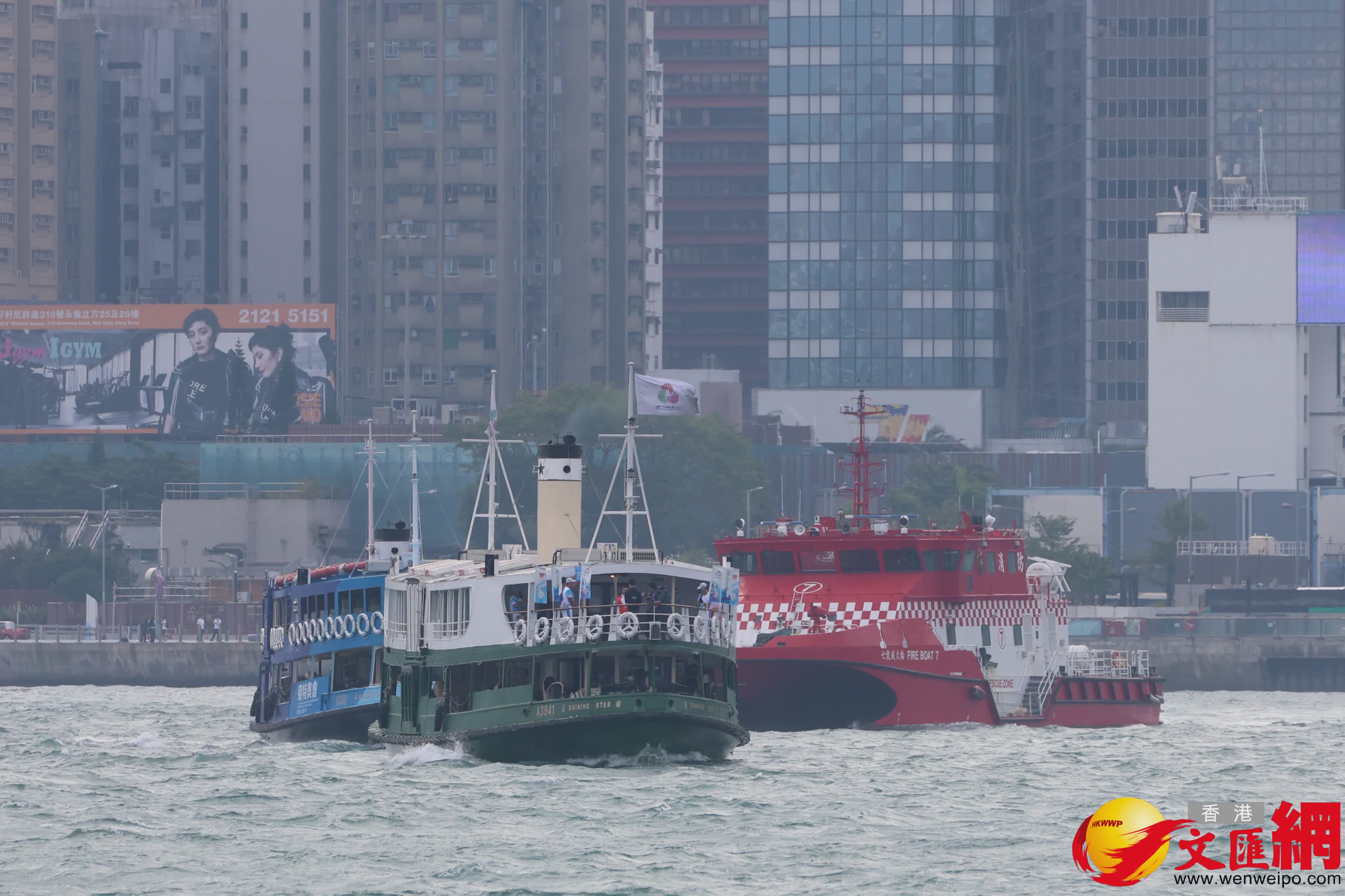 尖沙咀碼頭至科學(xué)館門口火炬交接。（香港文匯報(bào)記者萬(wàn)霜靈攝）