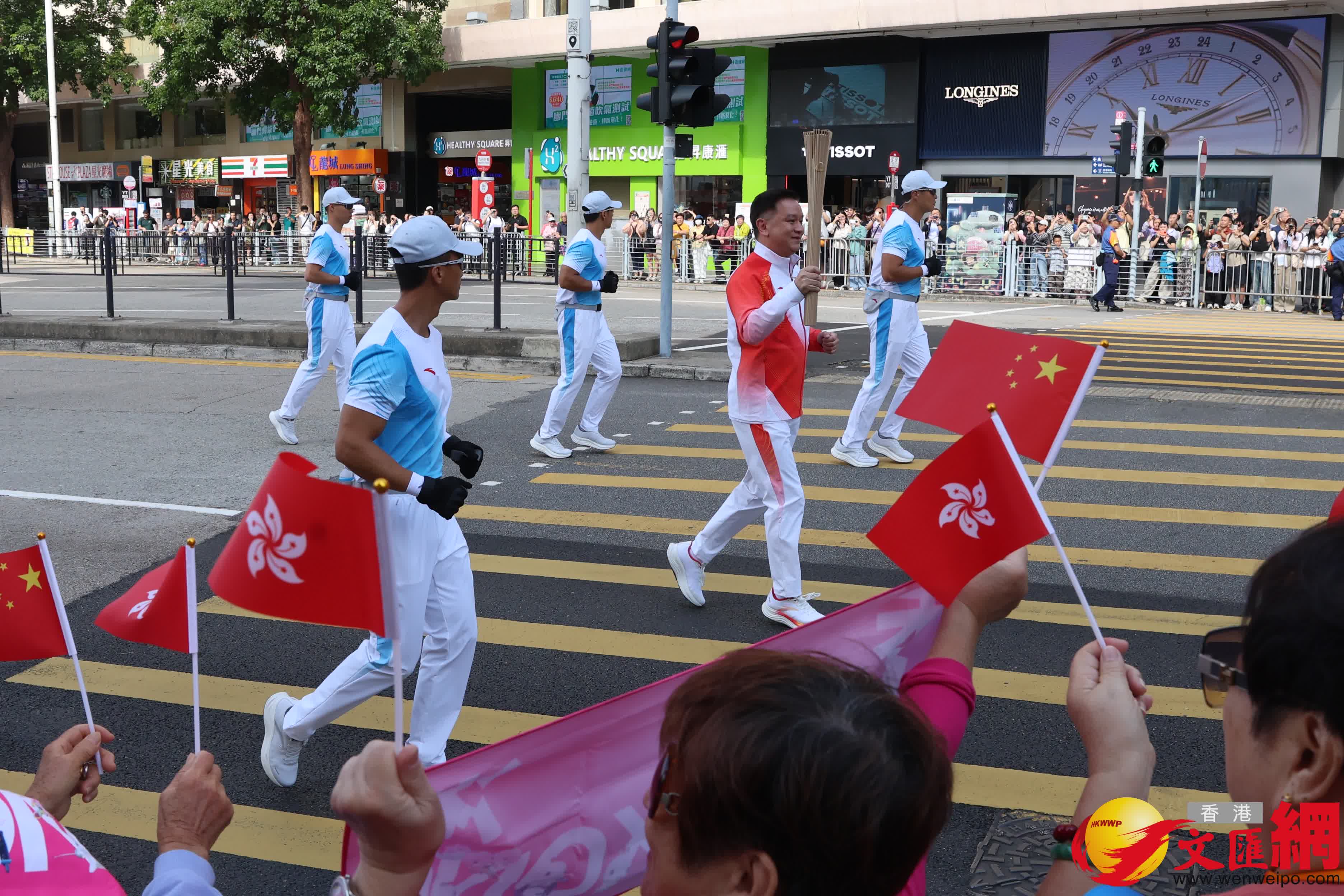 尖沙咀碼頭至科學(xué)館門口火炬交接。（香港文匯報(bào)記者萬(wàn)霜靈攝）