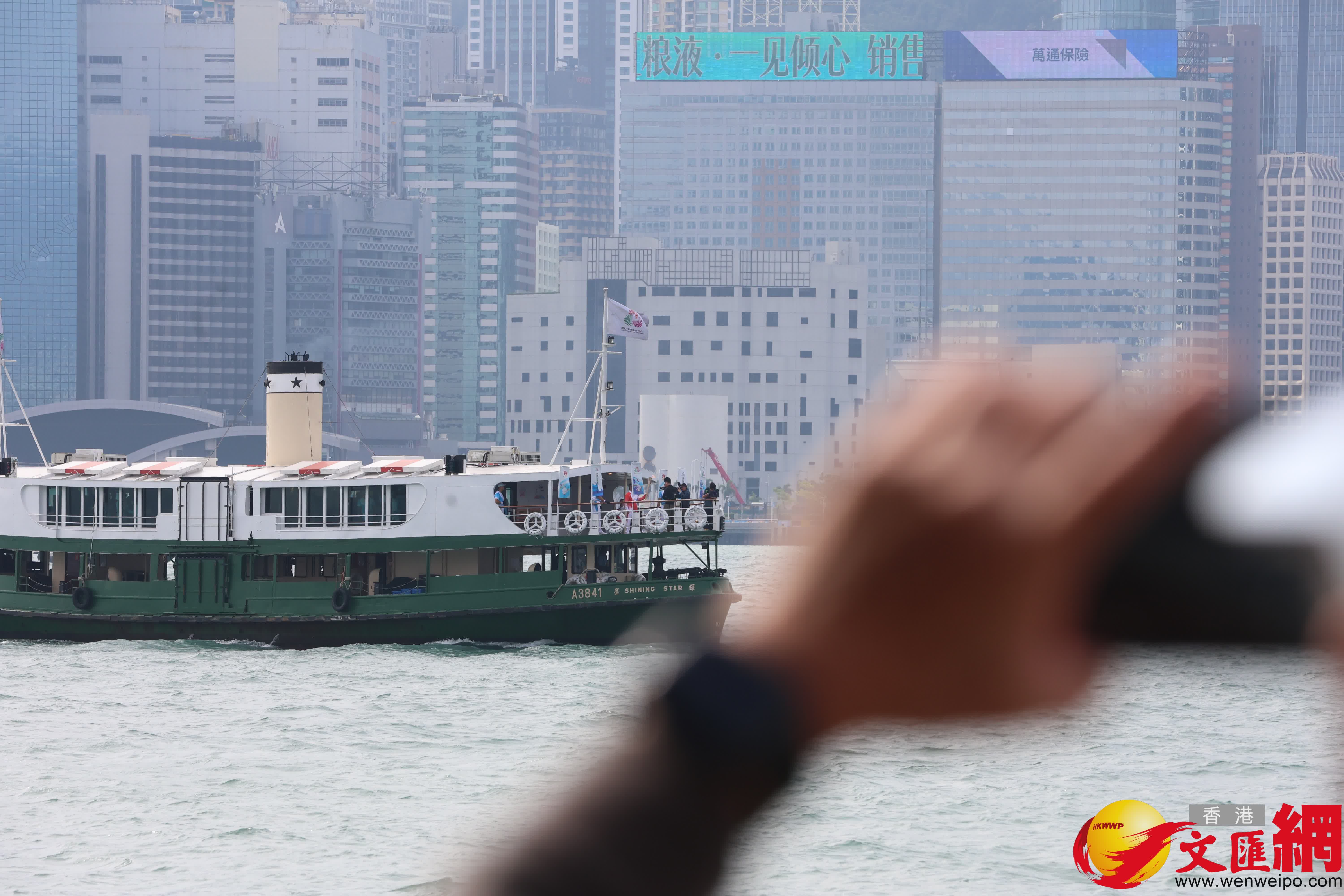 尖沙咀碼頭至科學(xué)館門口火炬交接。（香港文匯報(bào)記者萬(wàn)霜靈攝）