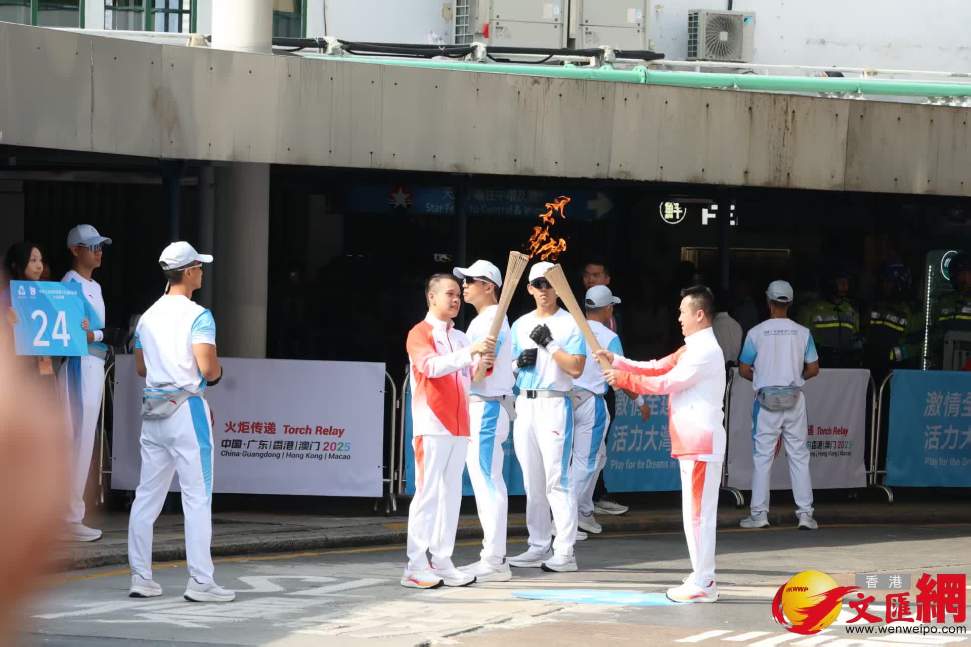 尖沙咀碼頭至科學(xué)館門口火炬交接。（香港文匯報(bào)記者萬(wàn)霜靈攝）