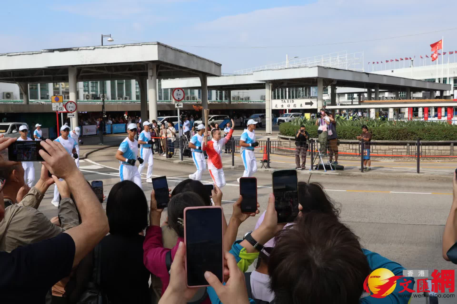 尖沙咀碼頭至科學(xué)館門口火炬交接。（香港文匯報(bào)記者萬(wàn)霜靈攝）