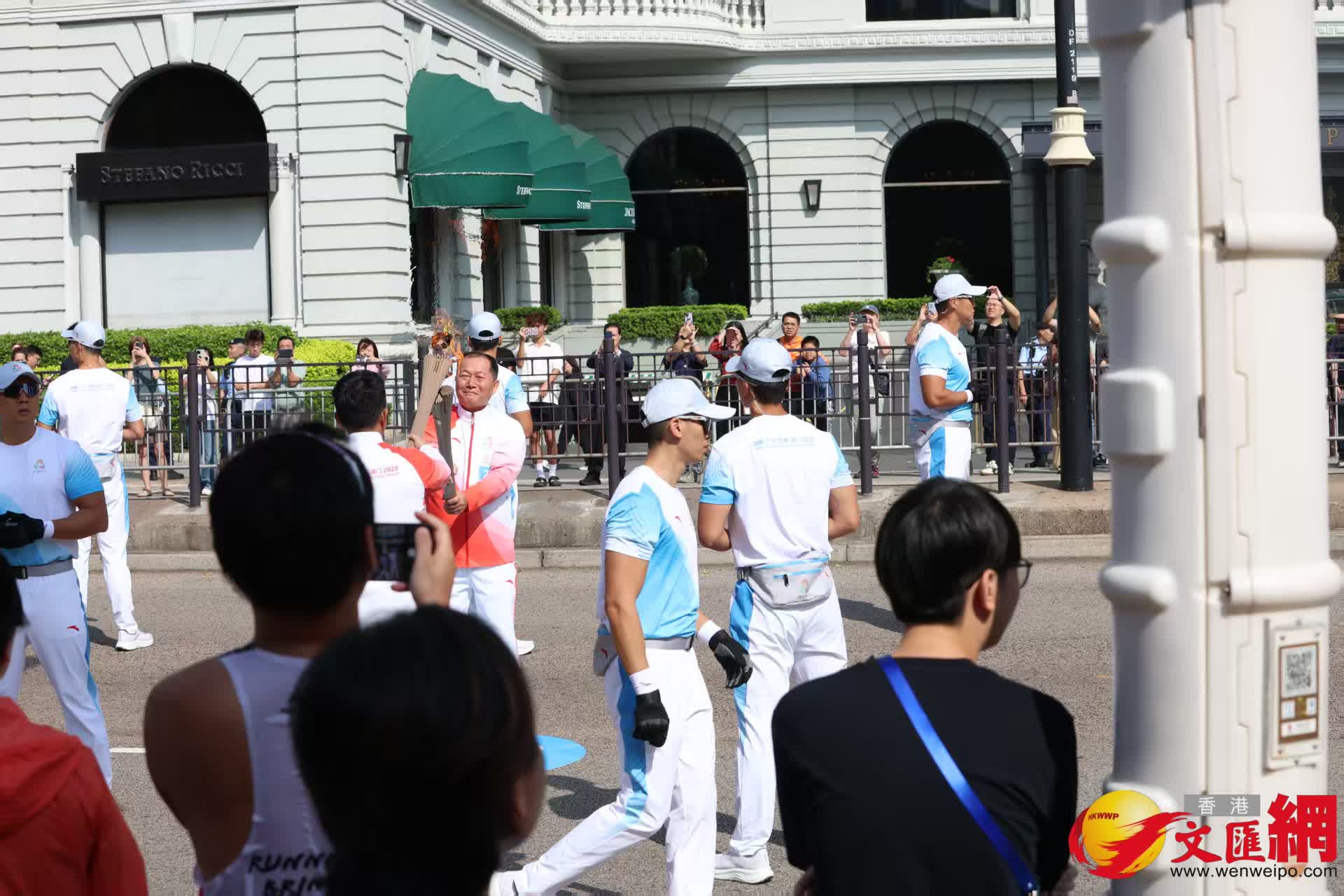 尖沙咀碼頭至科學(xué)館門口火炬交接。（香港文匯報(bào)記者萬(wàn)霜靈攝）