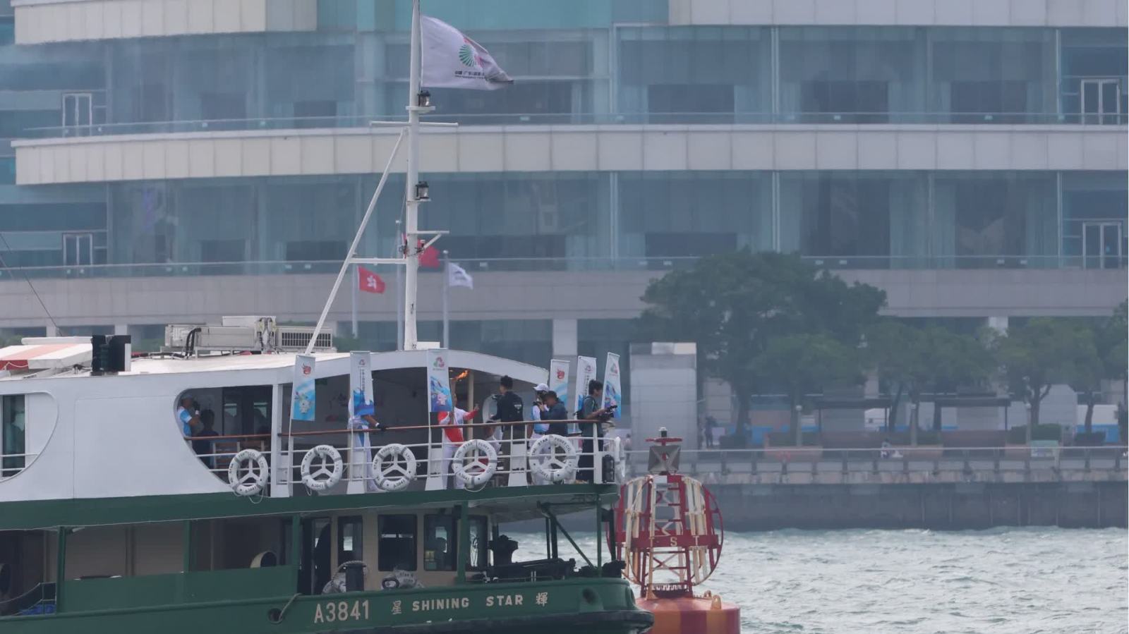 十五運會 | 火炬?zhèn)鬟f香港站　火炬手乘天星小輪到尖沙咀