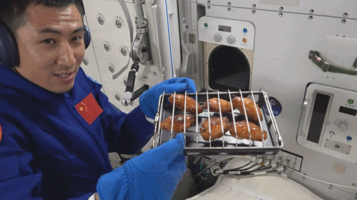 （有片）吱吱冒油！航天員在太空烤的雞翅也太香了