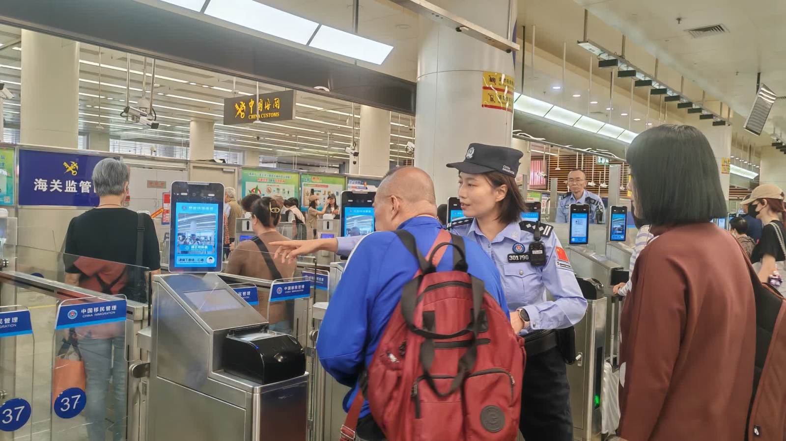 （有片）深圳新增5個(gè)口岸實(shí)施「刷臉」智能通關(guān)　記者直擊通關(guān)現(xiàn)場(chǎng)