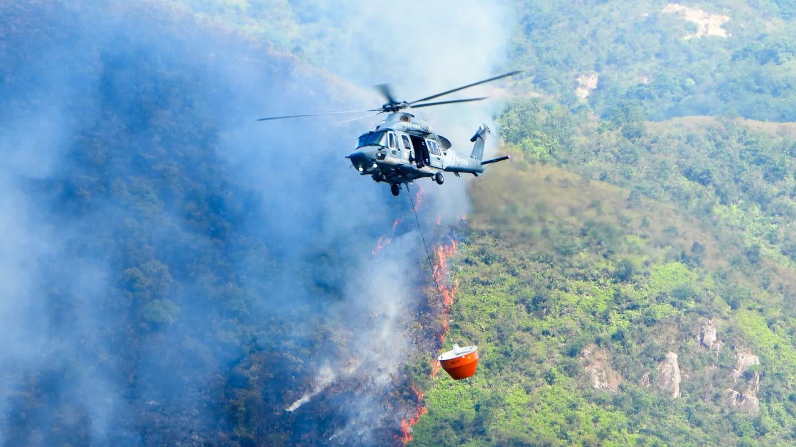 石屋山山火威脅榕樹澳村　消防利用直升機不斷滅火