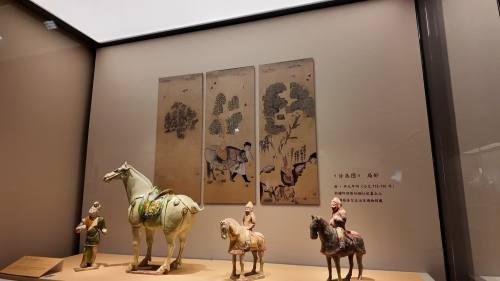 60餘唐三彩亮相深圳博物館　千年陶馬與鵬城賽馬跨時空對話