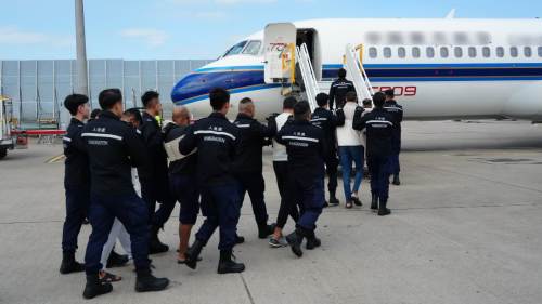 入境處派員登機押解 首派專機經廣州強制遣返6巴漢