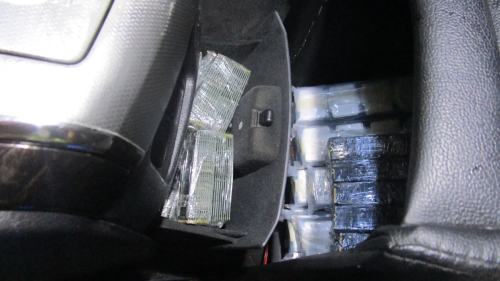 香園圍兩私家車走私中央處理器及固態硬碟 海關拘兩司機檢值477萬貨