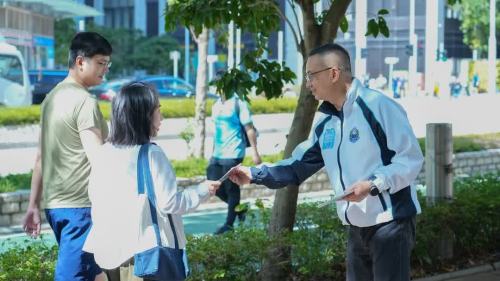 立法會選舉│(有片) 入境處處長郭俊峯率高層誓師 到將軍澳呼籲街坊踴躍投票