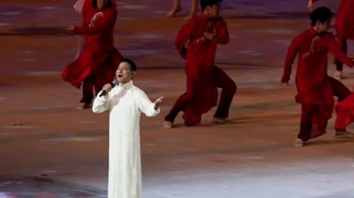 (多圖) 十五運會 │ 開幕式現場 香港歌手劉德華演唱《中國人》 全場觀眾一道大合唱