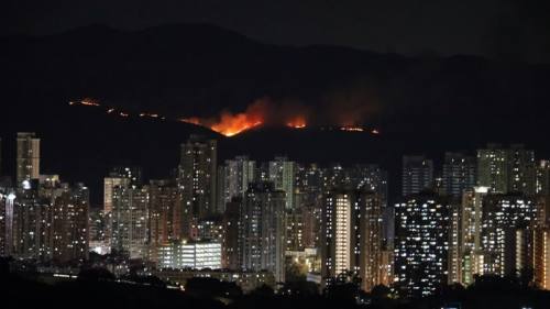 元朗掌牛山現山火 逾500米火龍照亮夜空