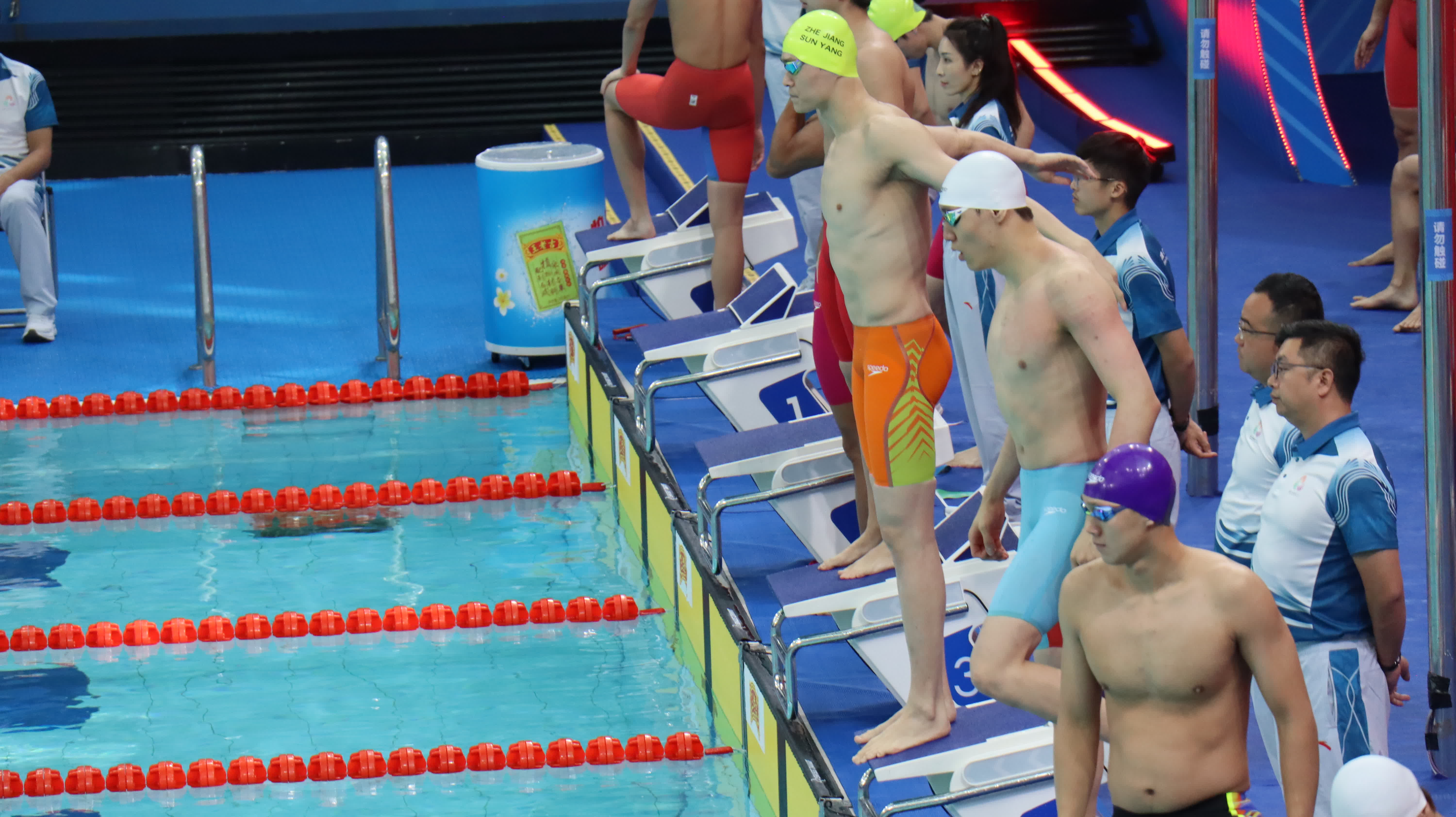 男子4×100米自由泳接力預賽比完後，孫楊向看台上的觀眾揮手示意。（大公文匯全媒體記者夏方芳攝）
