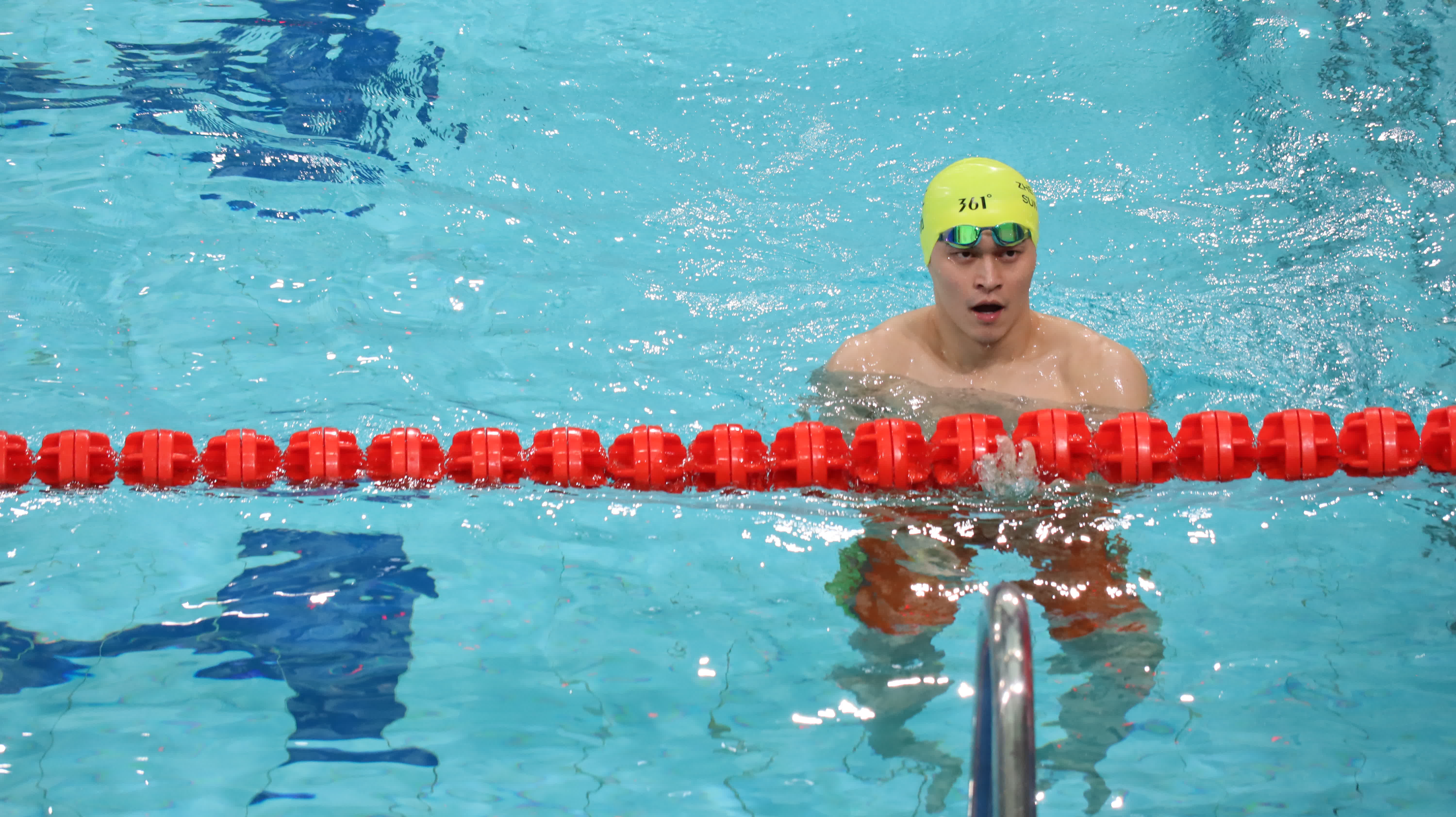 男子4×100米自由泳接力預賽比完後，孫楊向看台上的觀眾揮手示意。（大公文匯全媒體記者夏方芳攝）