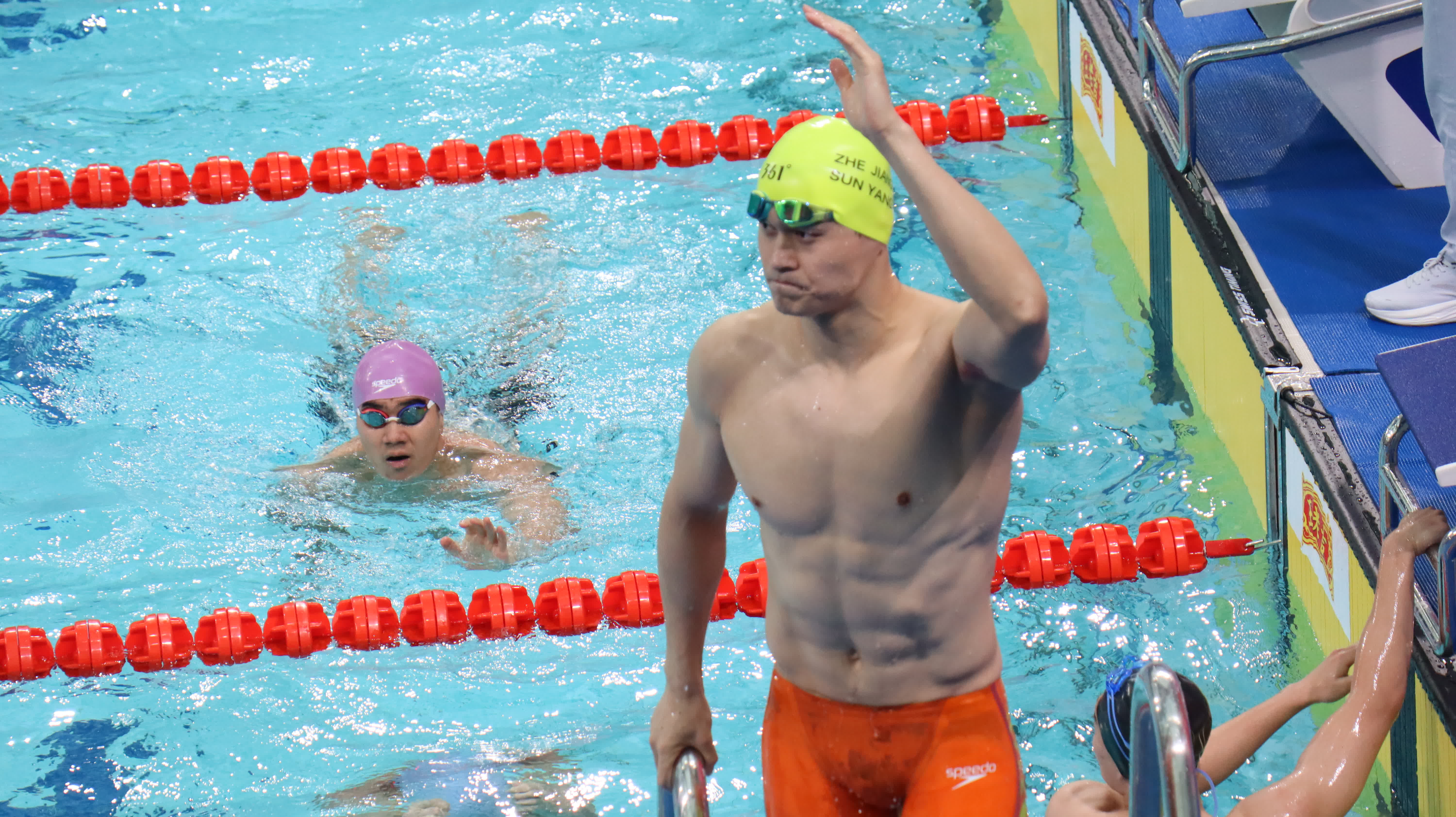 男子4×100米自由泳接力預賽比完後，孫楊向看台上的觀眾揮手示意。（大公文匯全媒體記者夏方芳攝）
