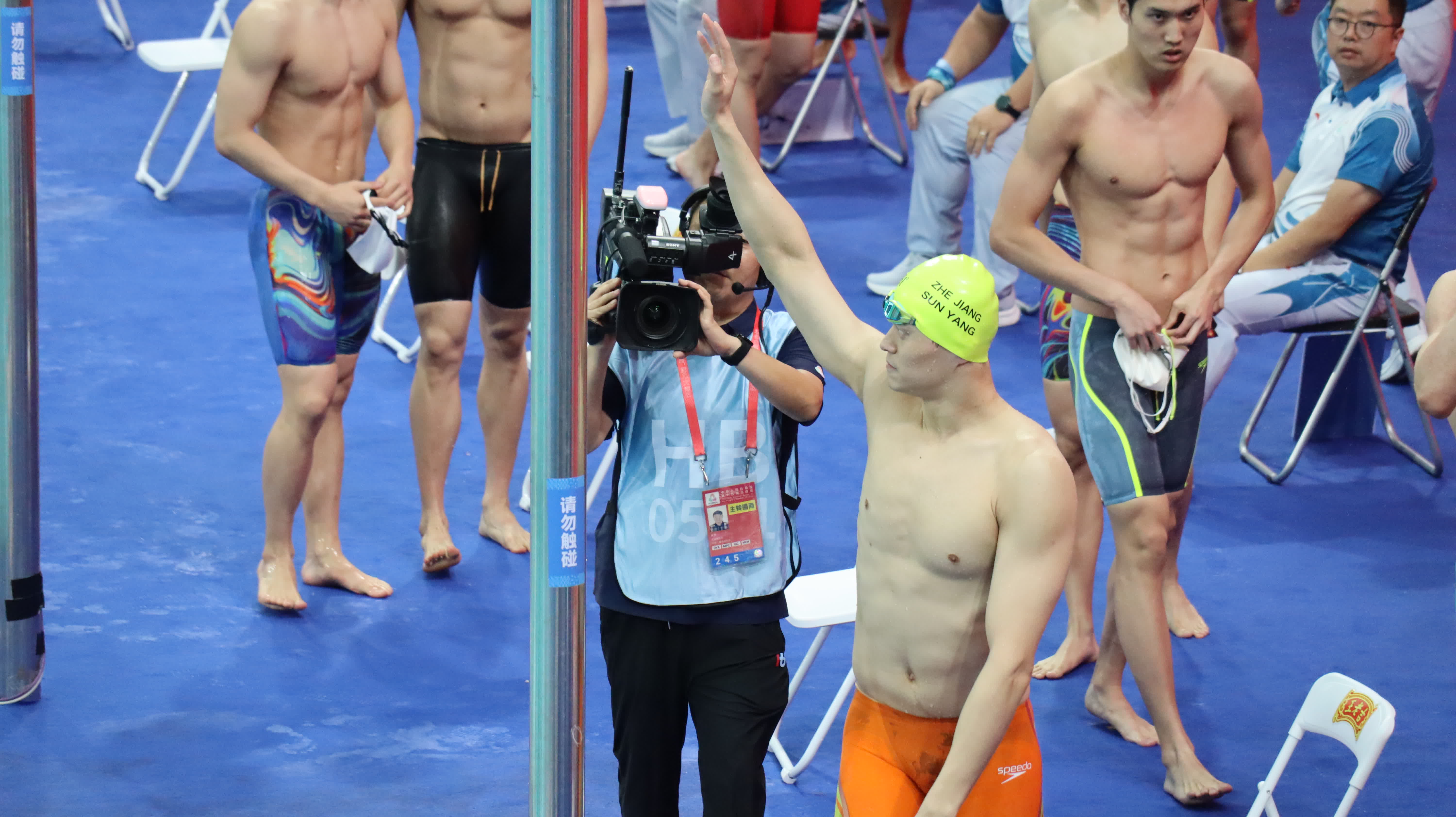 男子4×100米自由泳接力預賽比完後，孫楊向看台上的觀眾揮手示意。（大公文匯全媒體記者夏方芳攝）