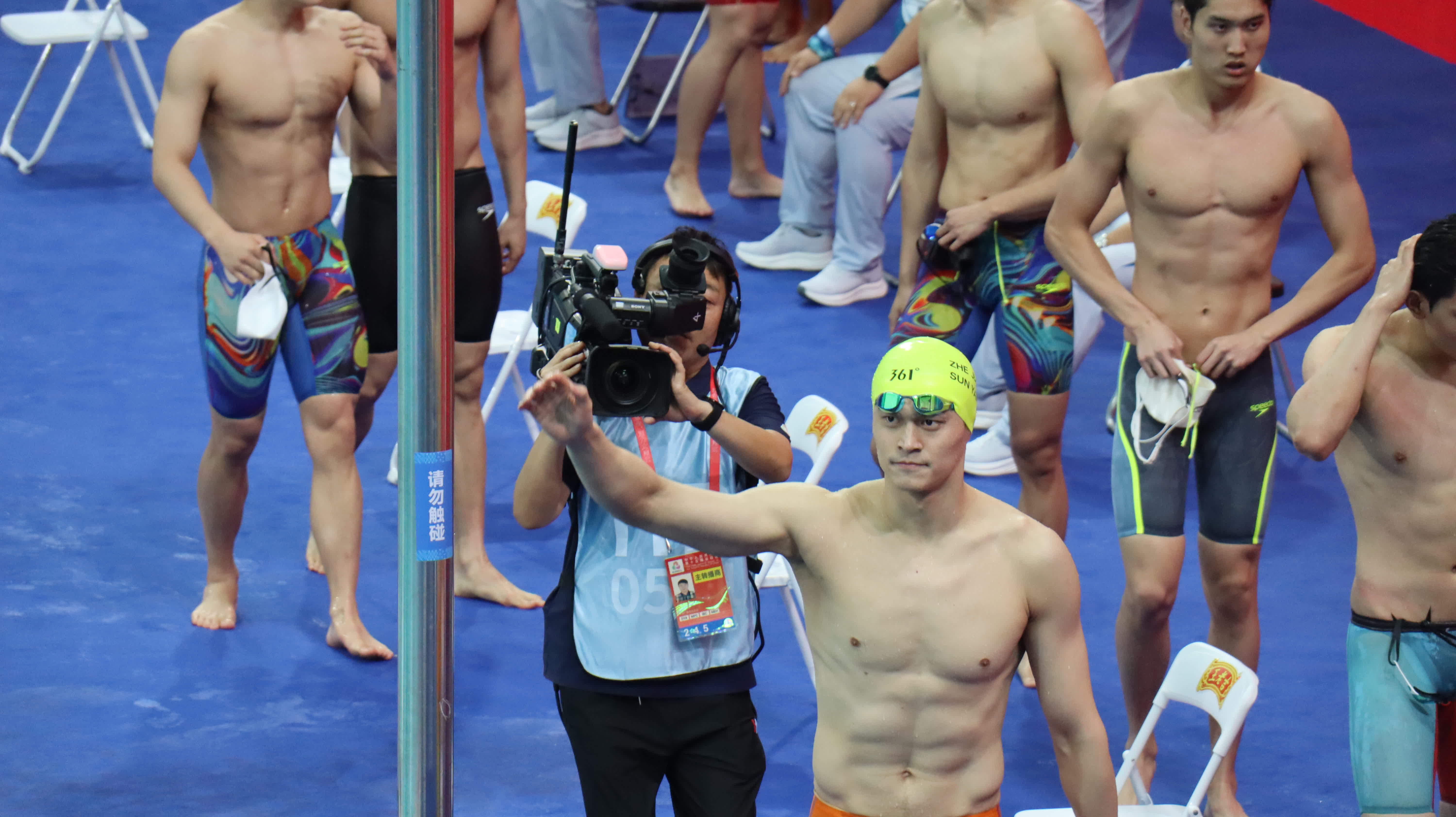 男子4×100米自由泳接力預賽比完後，孫楊向看台上的觀眾揮手示意。（大公文匯全媒體記者夏方芳攝）