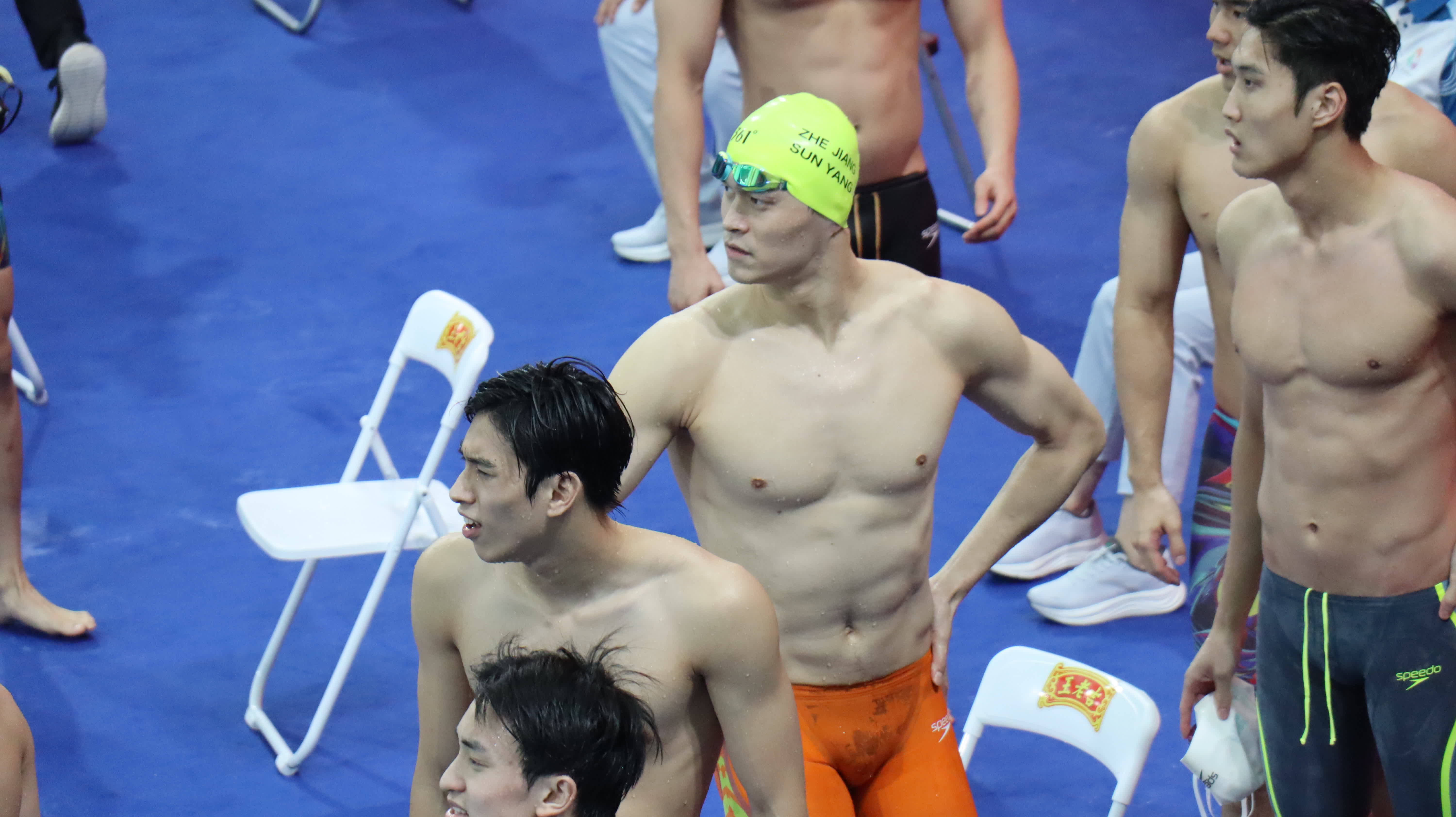 男子4×100米自由泳接力預賽比完後，孫楊向看台上的觀眾揮手示意。（大公文匯全媒體記者夏方芳攝）