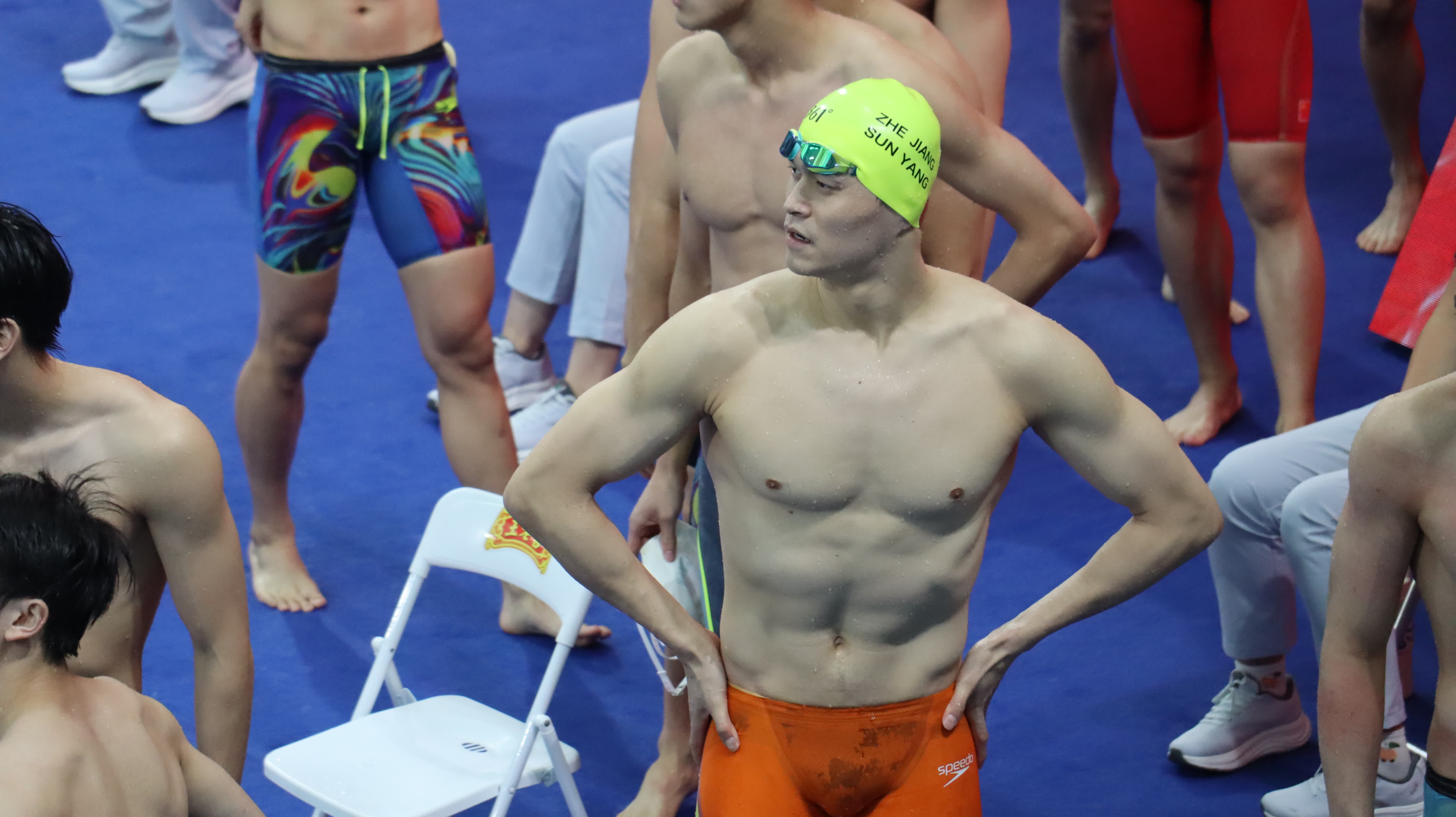 男子4×100米自由泳接力預賽比完後，孫楊向看台上的觀眾揮手示意。（大公文匯全媒體記者夏方芳攝）