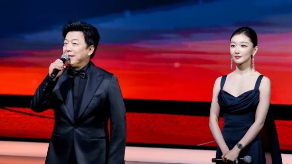 2025金雞百花電影節廈門開幕　黃渤周冬雨點亮金雞