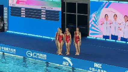 （有片）十五運丨「水上芭蕾」花樣游泳驚艷開賽　港隊亮相集體賽