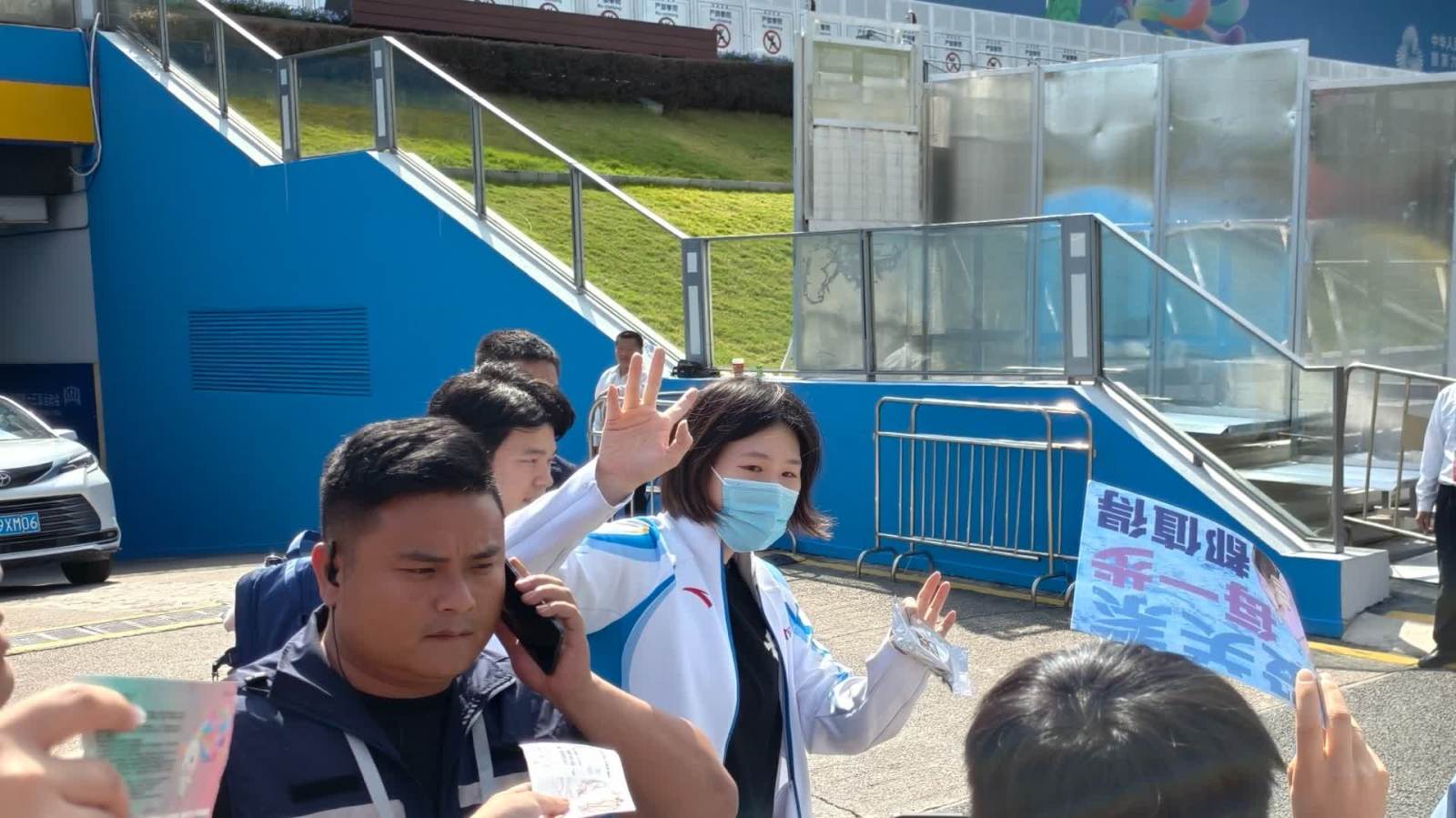 （有片）十五運 | 花絮：葉詩文耐心給粉絲簽名