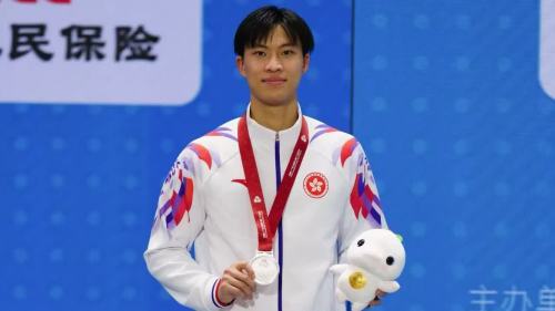 (有片) 十五運 │ 何思朗男子佩劍奪銀創歷史：「多謝自己過去沒有放棄。」