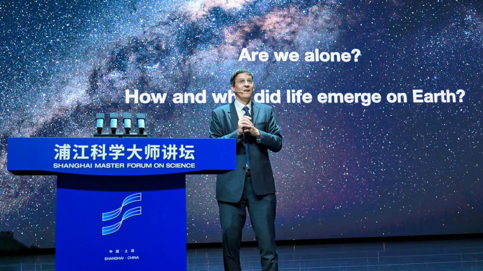 諾貝爾物理學獎得主：地球以外存在生命