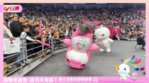 十五運 | 最火「大灣雞」本尊現身　坦言身綁電池和腳帶最辛苦