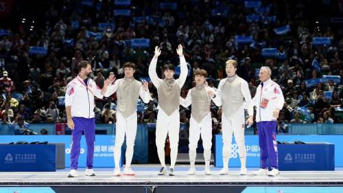 十五運│羅淑佩祝賀香港劍擊男子花劍團於勇奪金牌