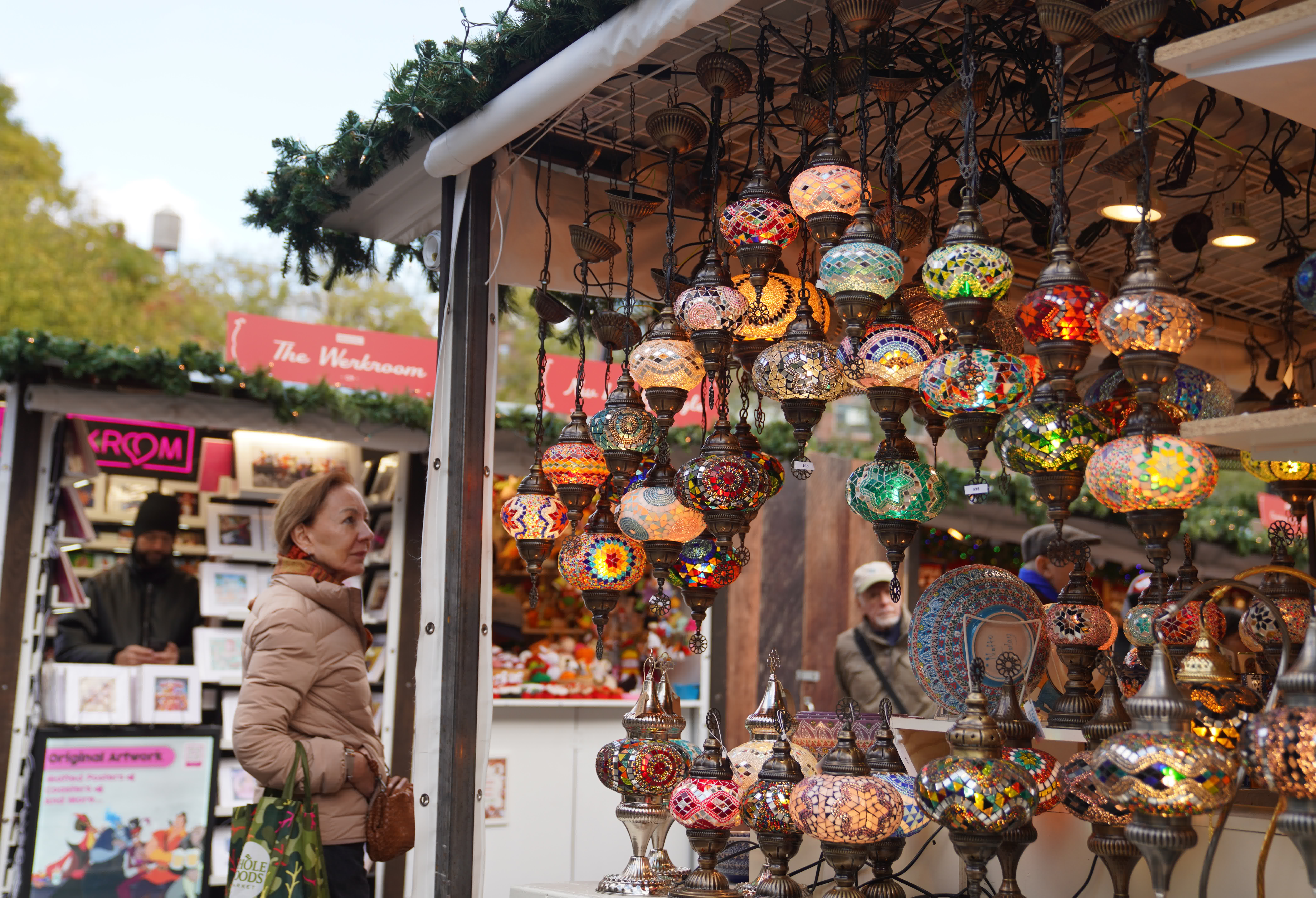11月19日，一名女子在美國紐約曼哈頓聯合廣場的節日集市選購禮品。新華社