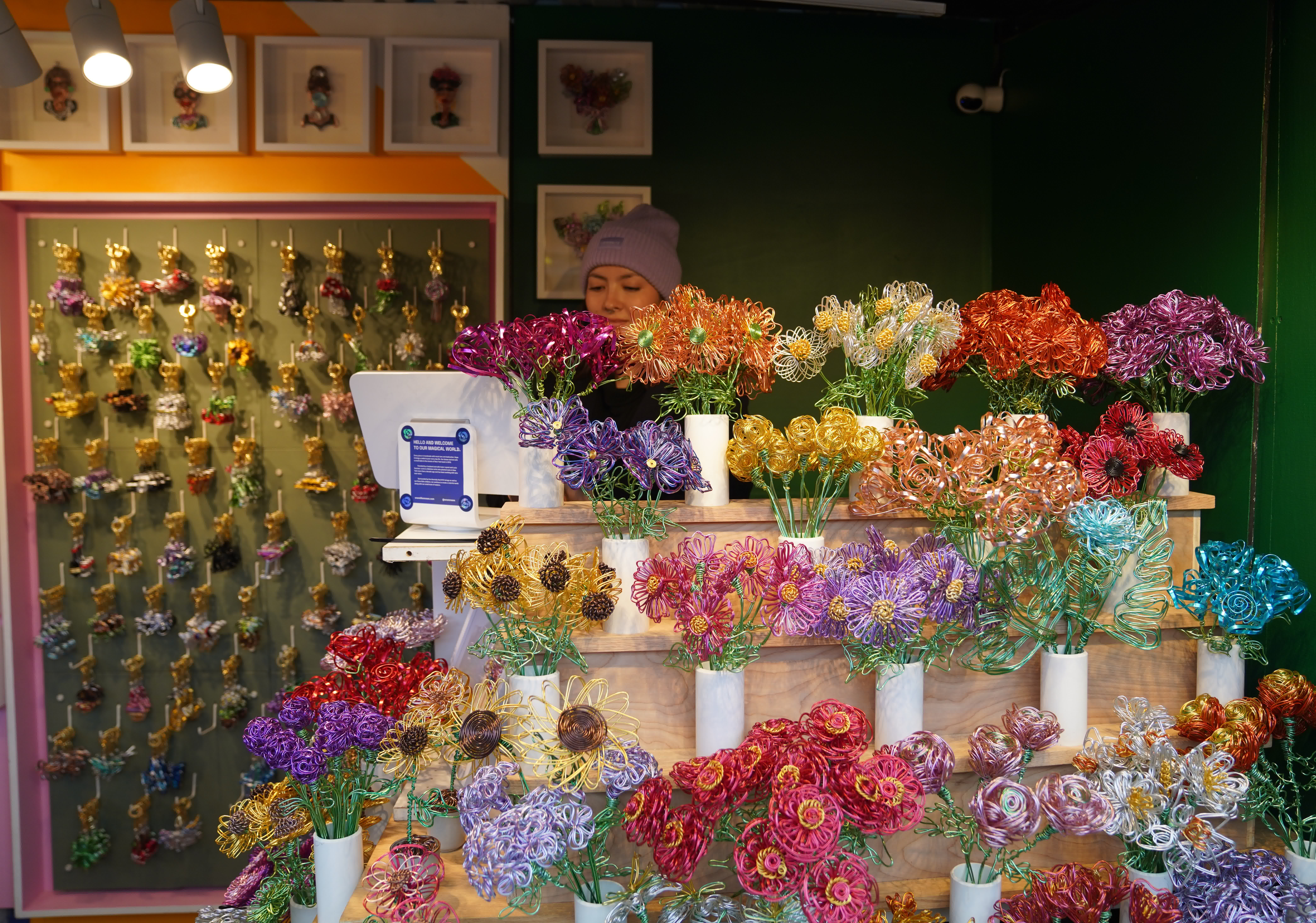 11月19日，一名女子在美國紐約曼哈頓聯合廣場的節日集市上售賣手工藝品。新華社