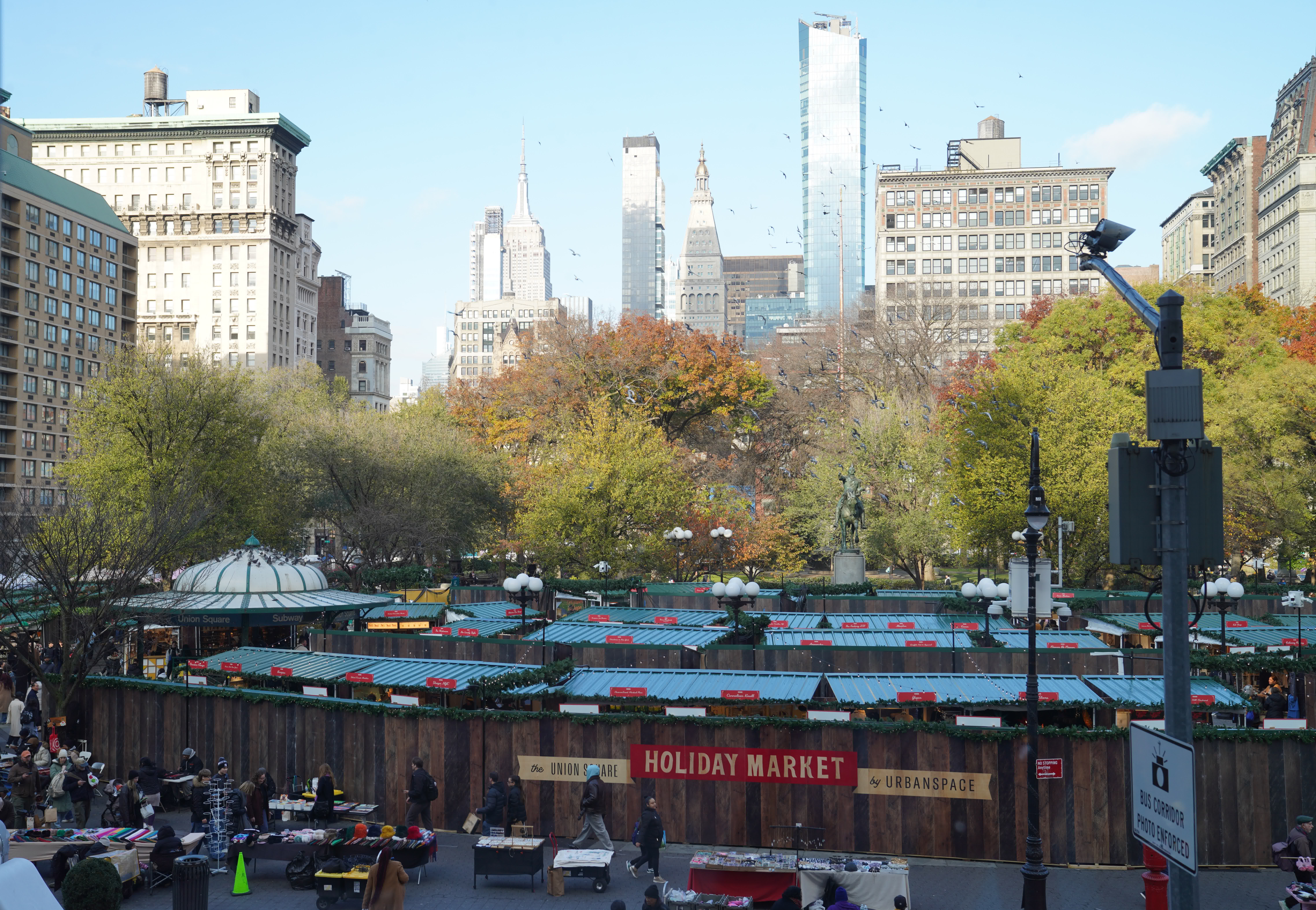 這是11月19日在美國紐約曼哈頓拍攝的聯合廣場節日集市。新華社