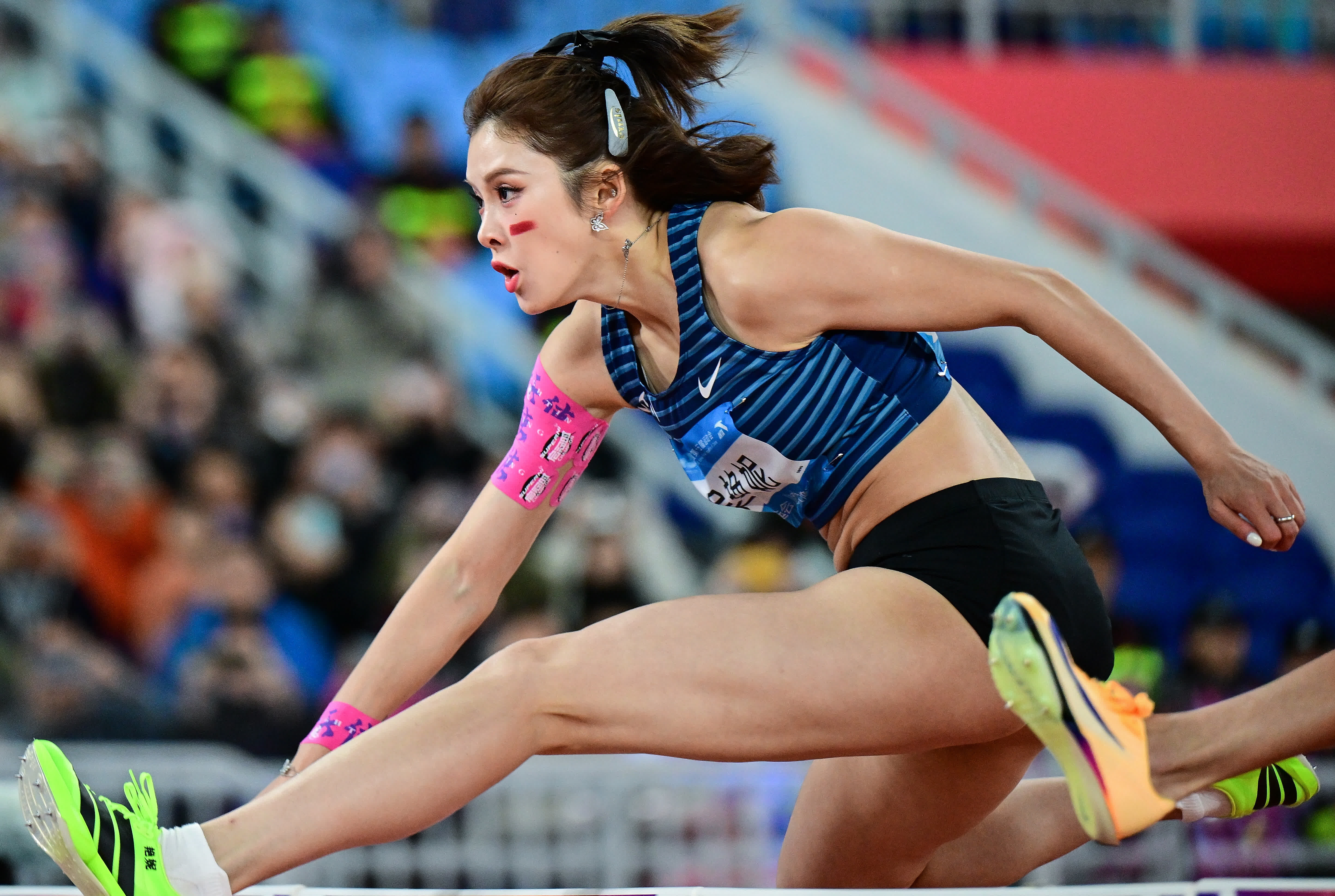 四川隊選手吳豔妮在比賽中。她獲得亞軍。新華社